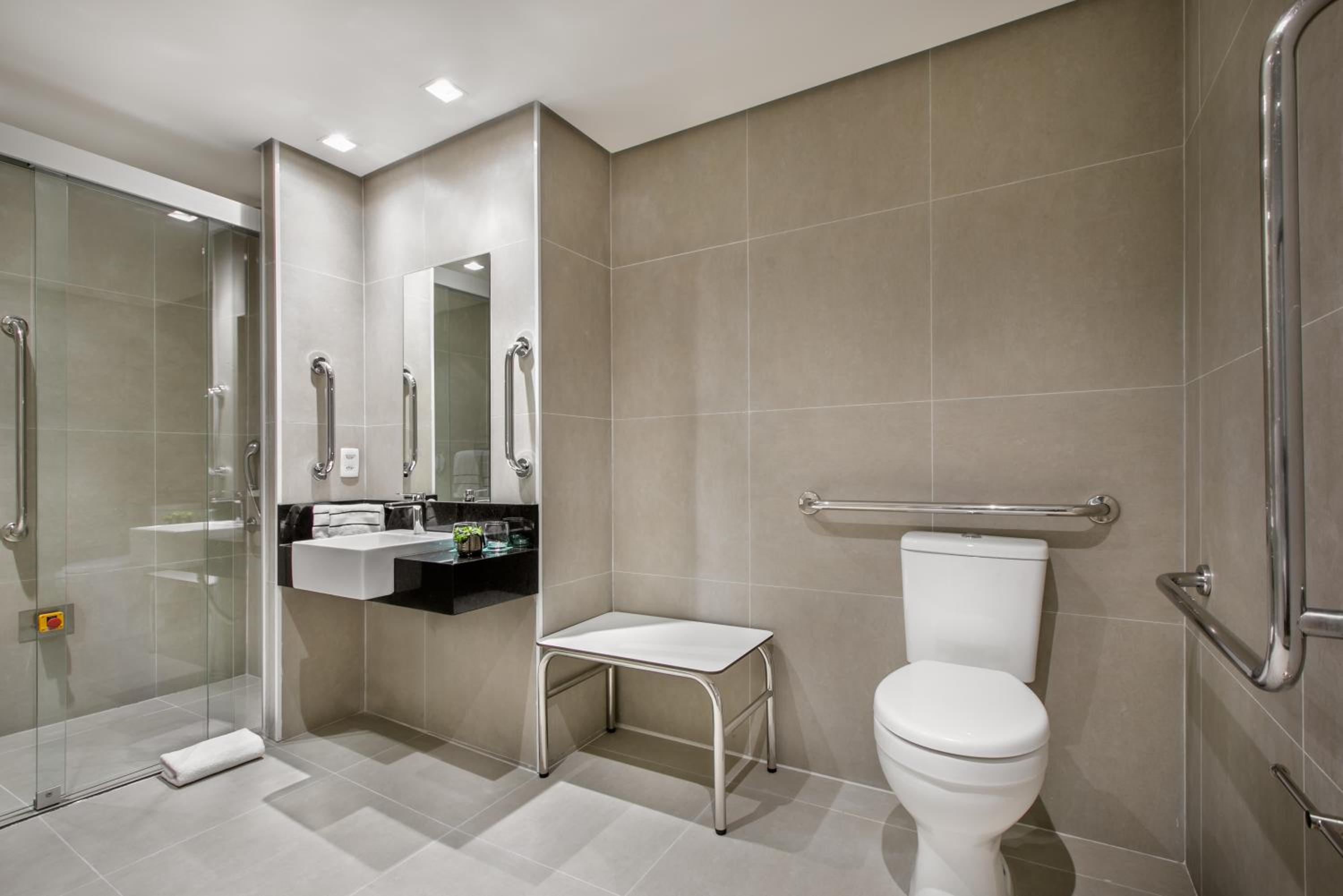 Accessible Deluxe Room Queen-Size Bed - Photo 8