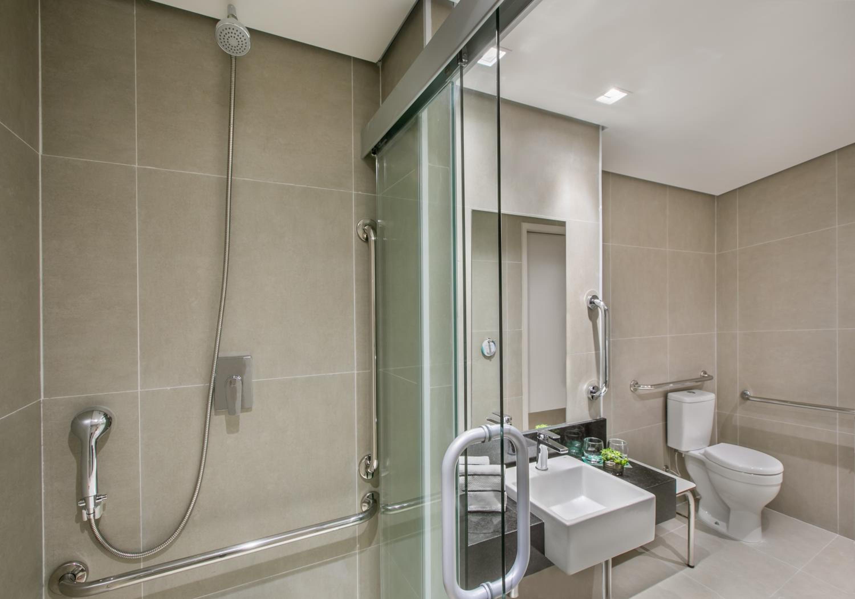 Accessible Deluxe Room Queen-Size Bed - Photo 7