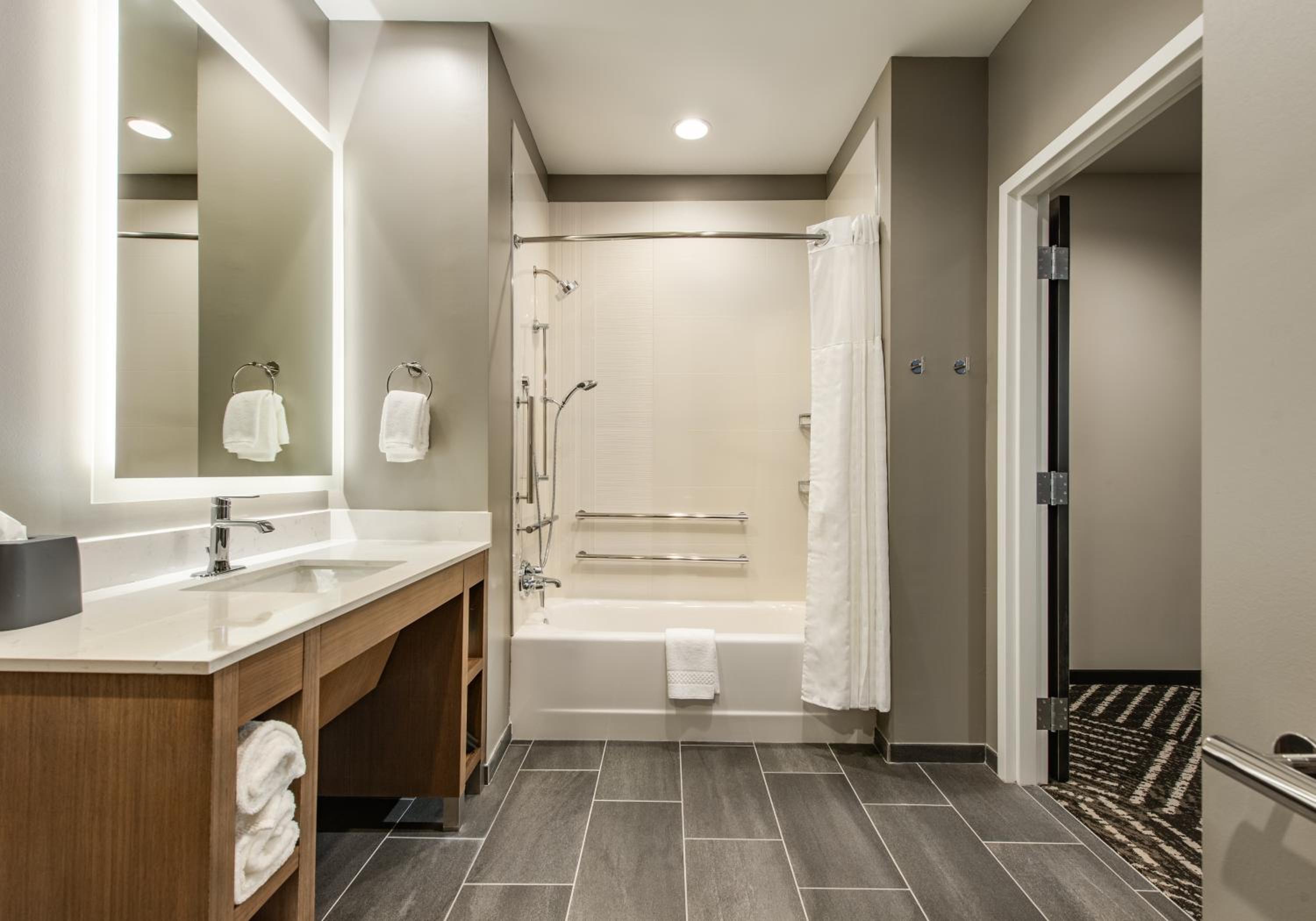 King Studio Suite with Bath Tub and Kitchen - Mobility Accessible - Photo 3