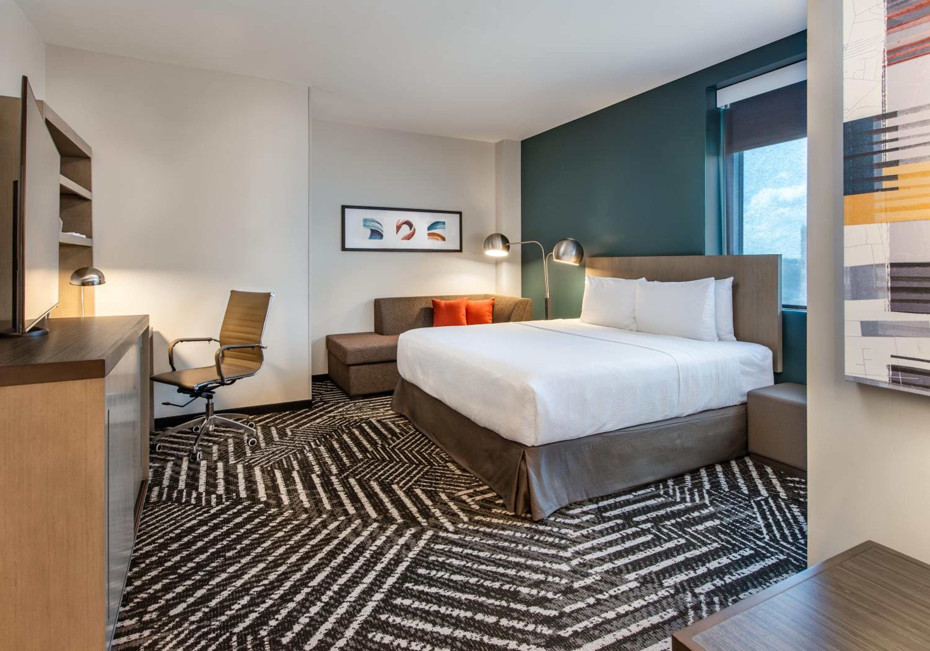 King Room with Bath Tub - Mobility Accessible