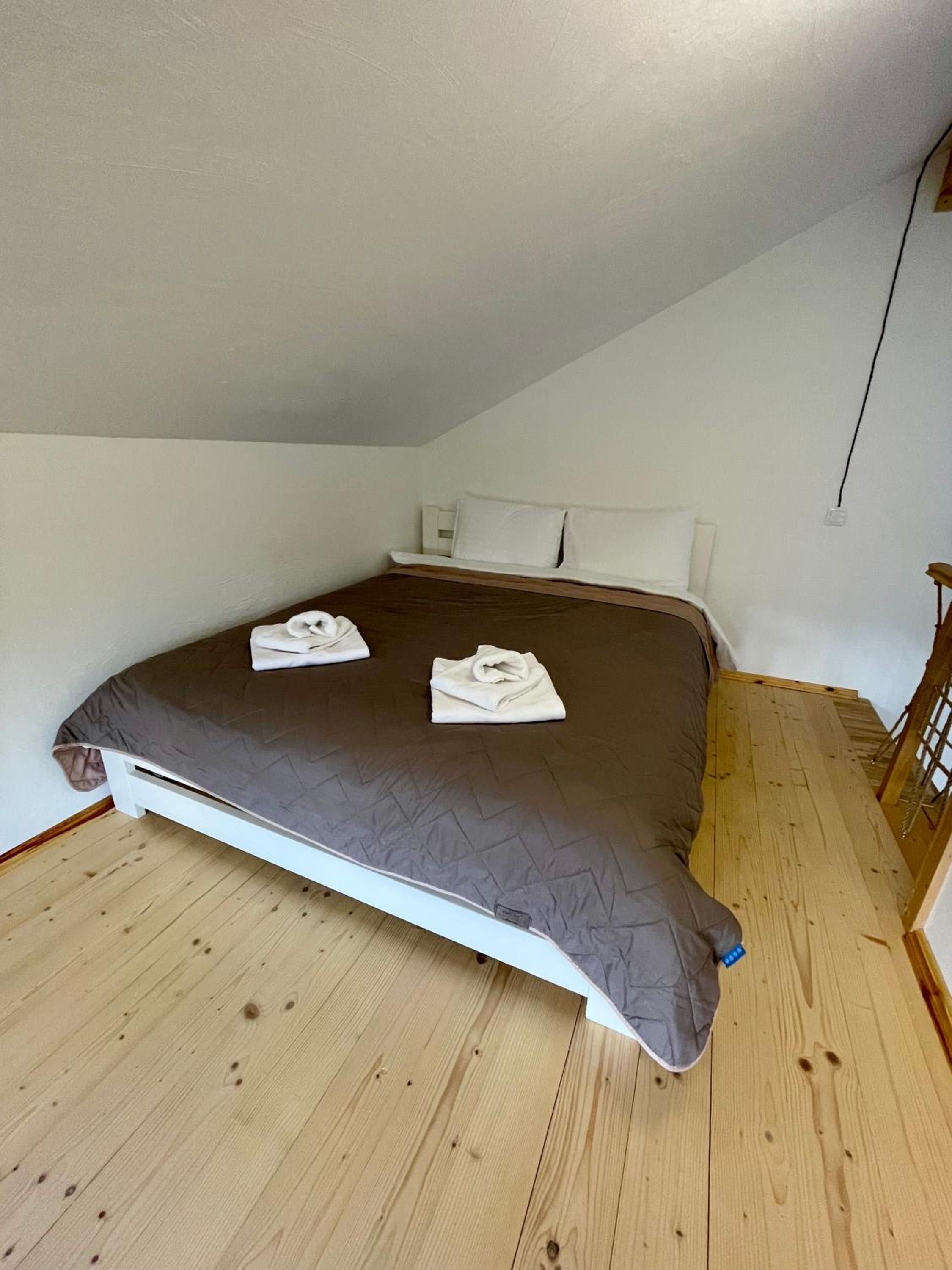 One-Bedroom Apartment with Balcony and Mountain View   photo 3