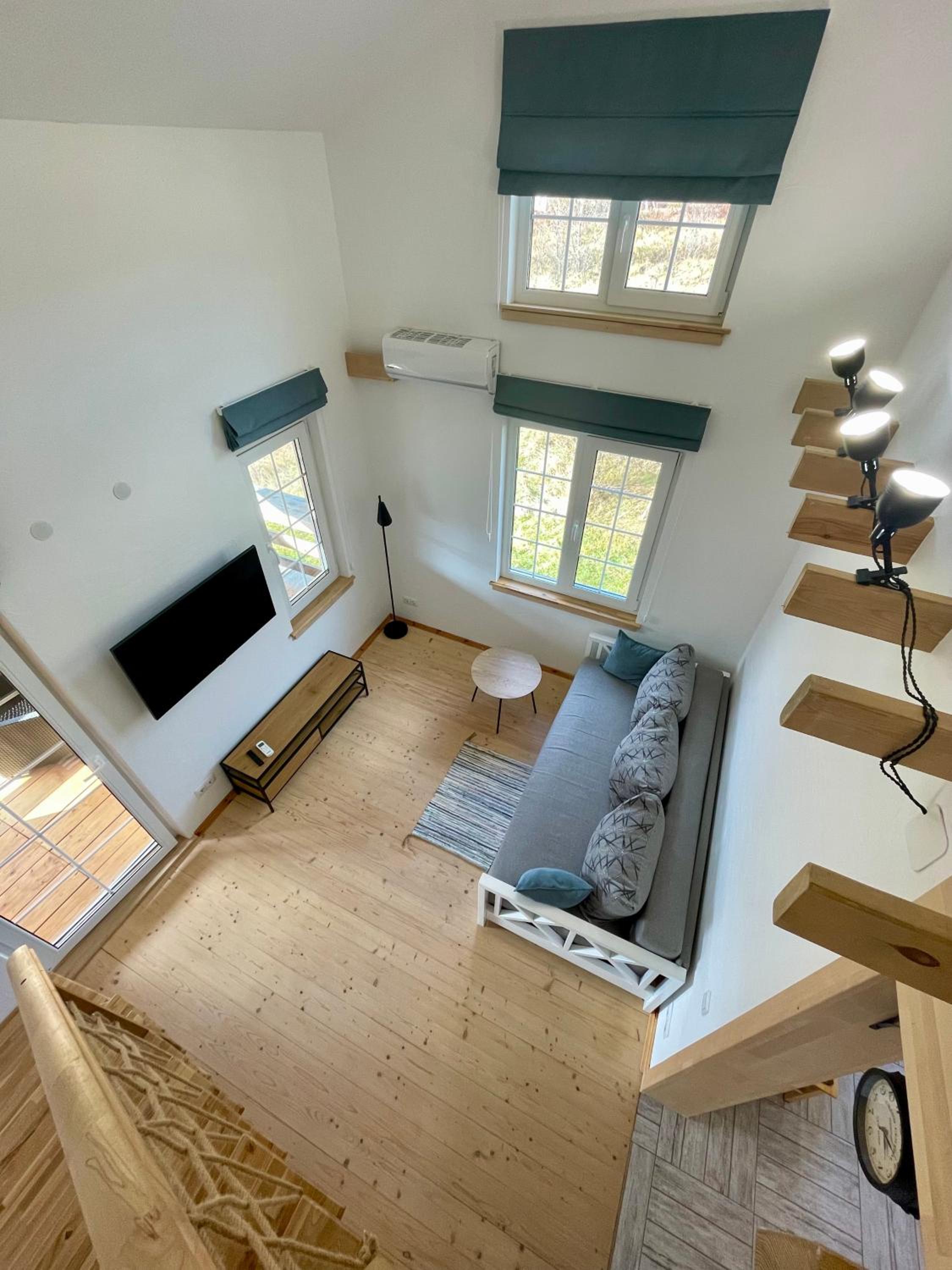 One-Bedroom Apartment with Balcony and Mountain View   photo 1
