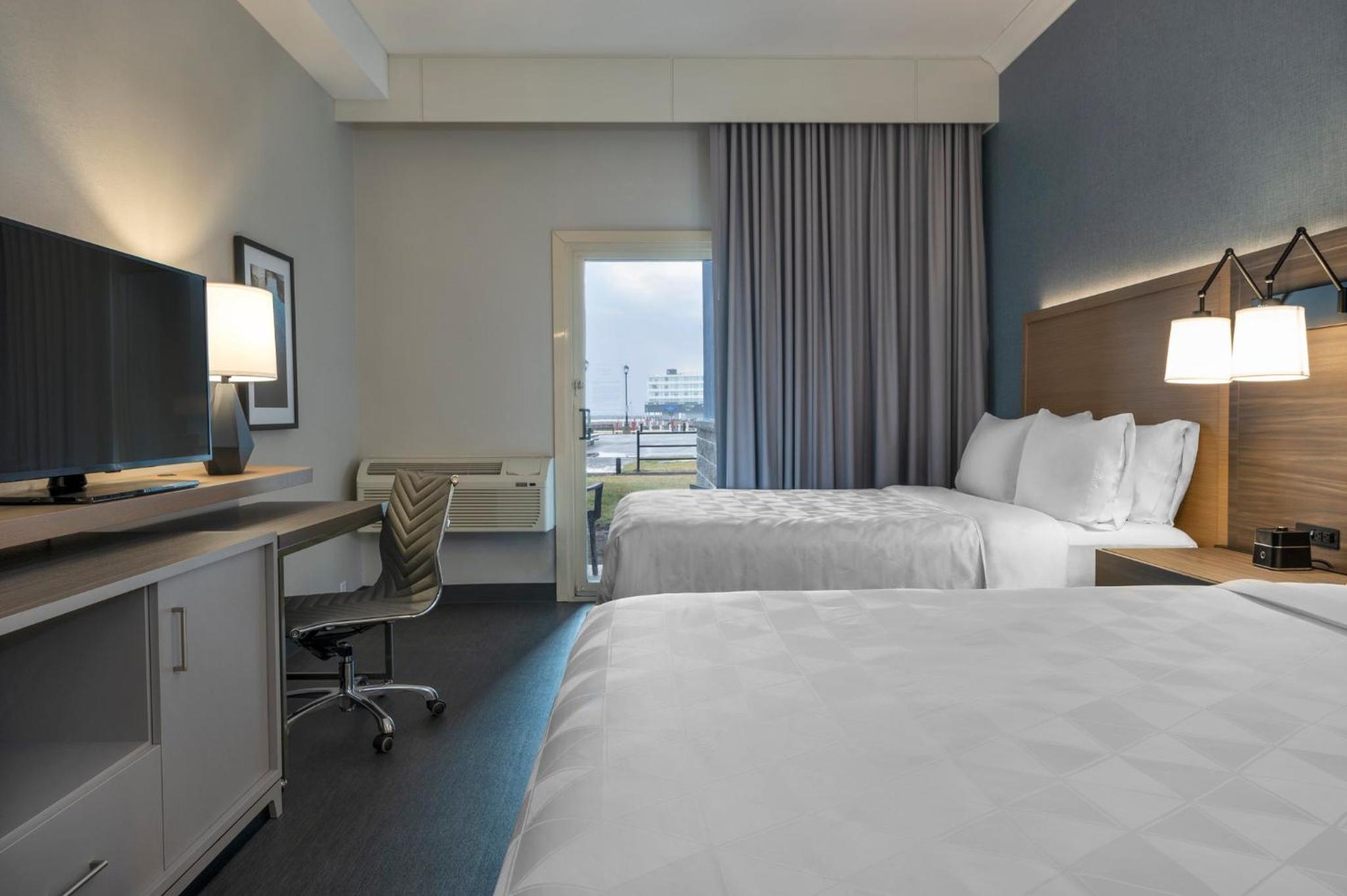 Standard Queen Room with Patio - Pet-Friendly/Ground Floor photo 1