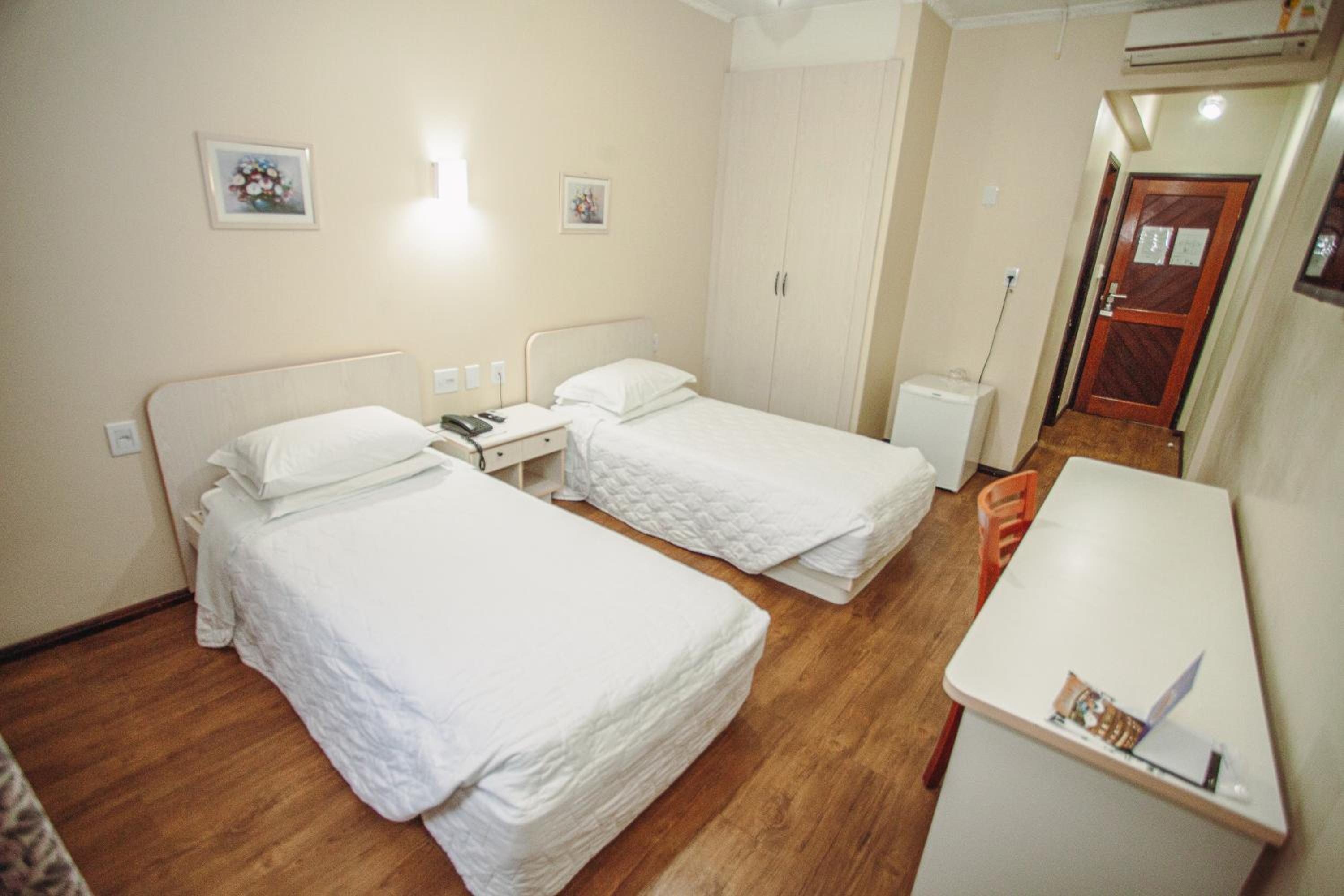 Twin Room - Photo 8