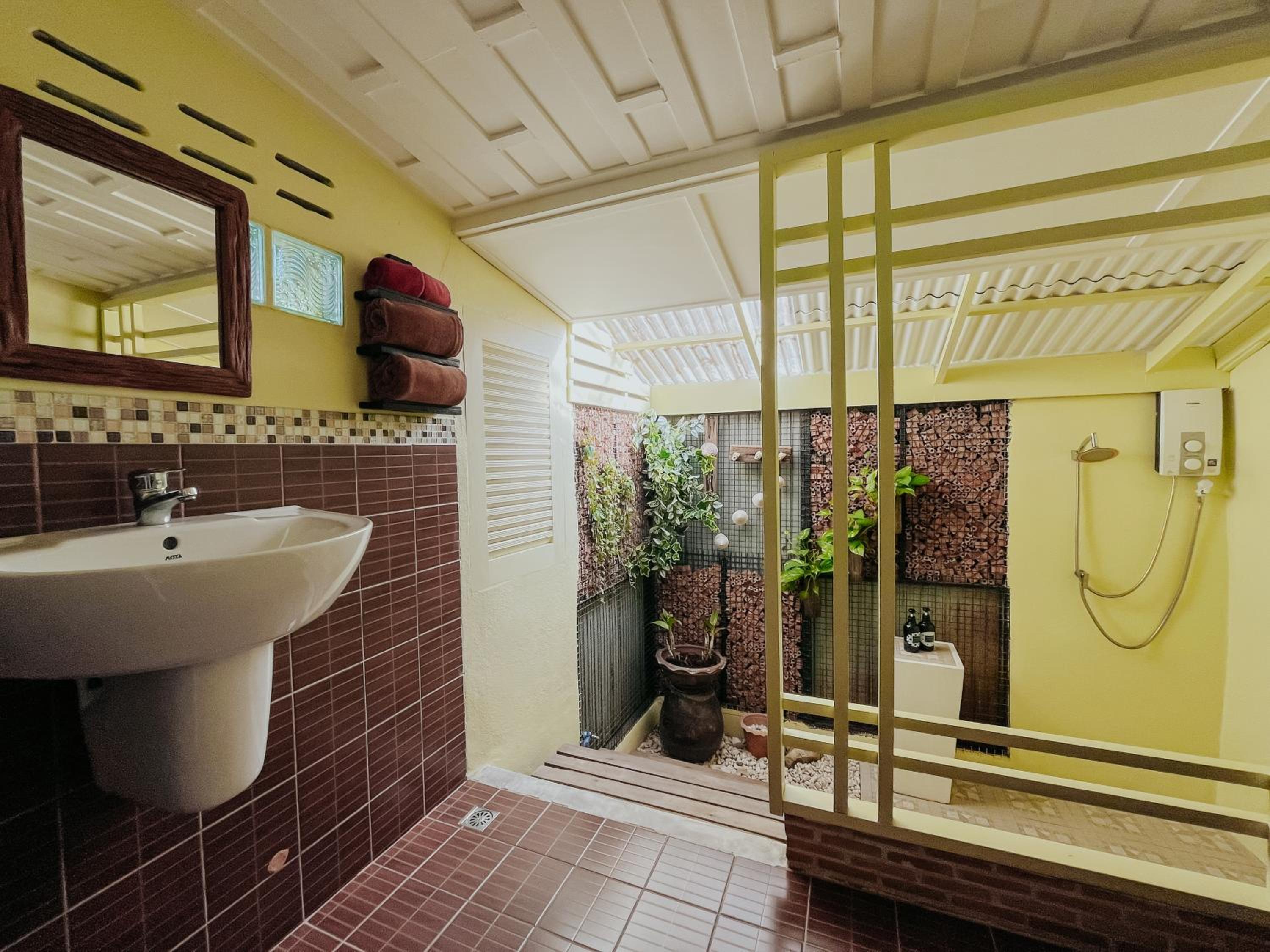 Two-Bedroom Bungalow - Photo 2