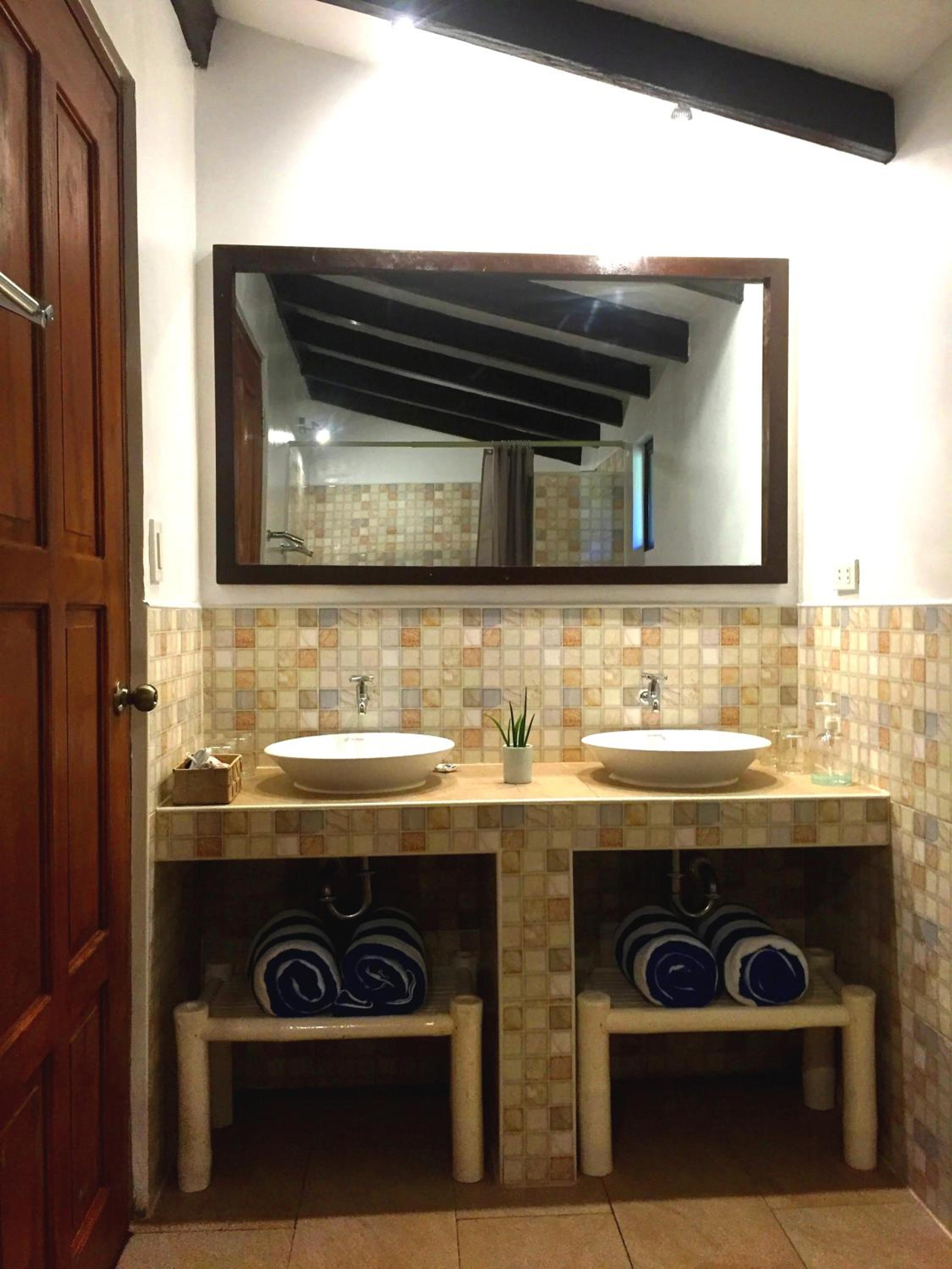 Deluxe Family Suite - Photo 7