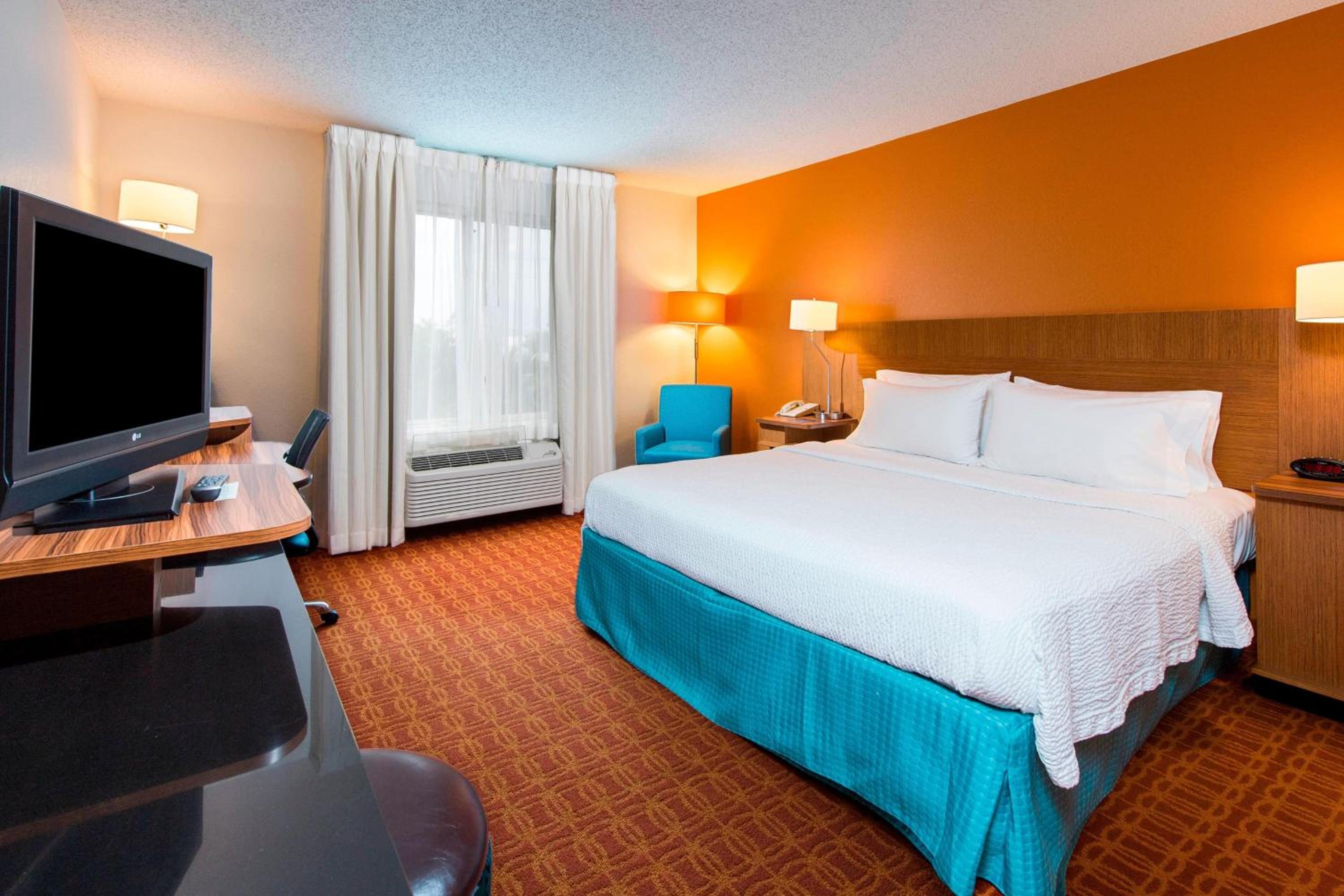King Room with Adapted Tub - Mobility Accessible - Photo 5