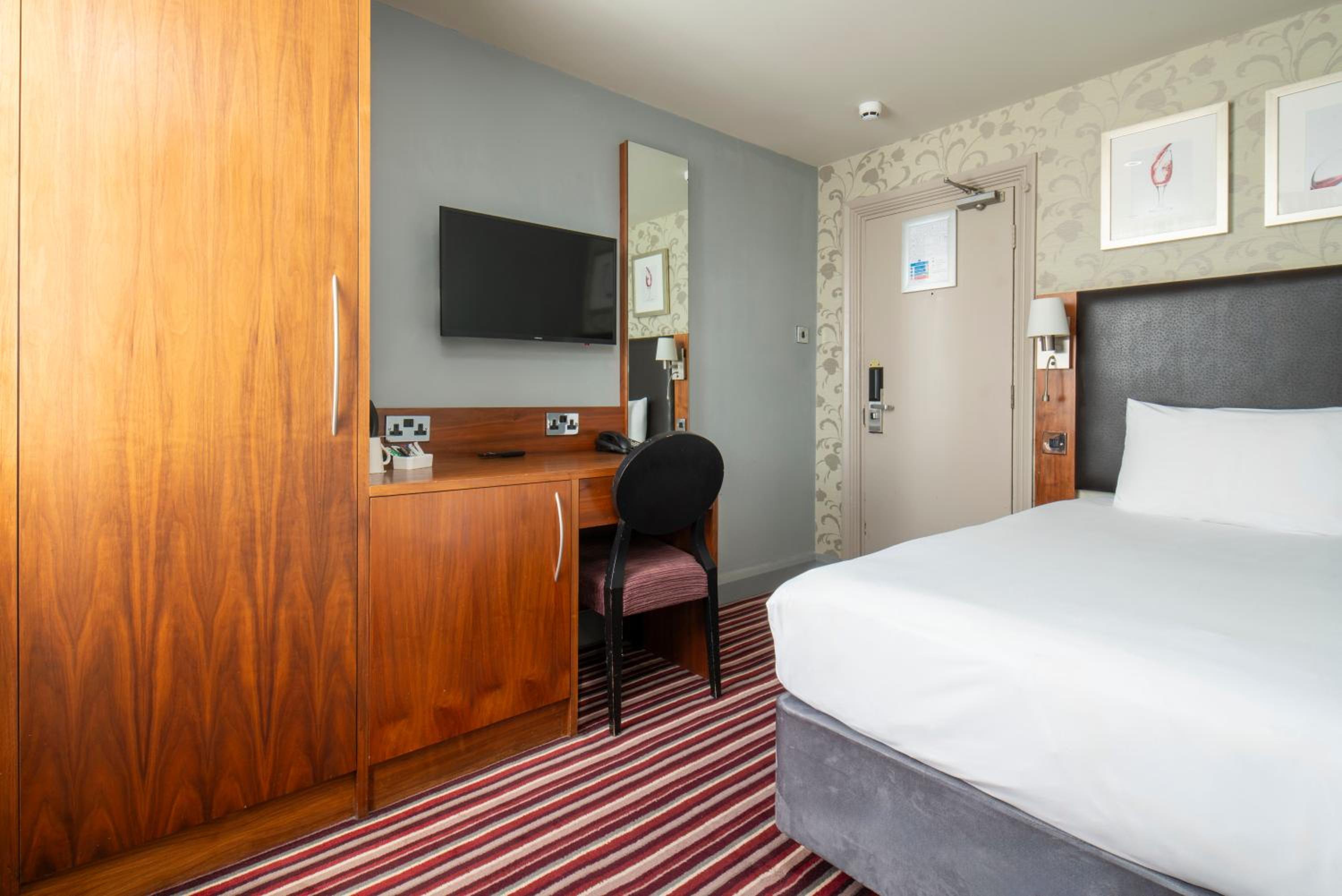 Double Room - Non-Smoking  - Photo 5
