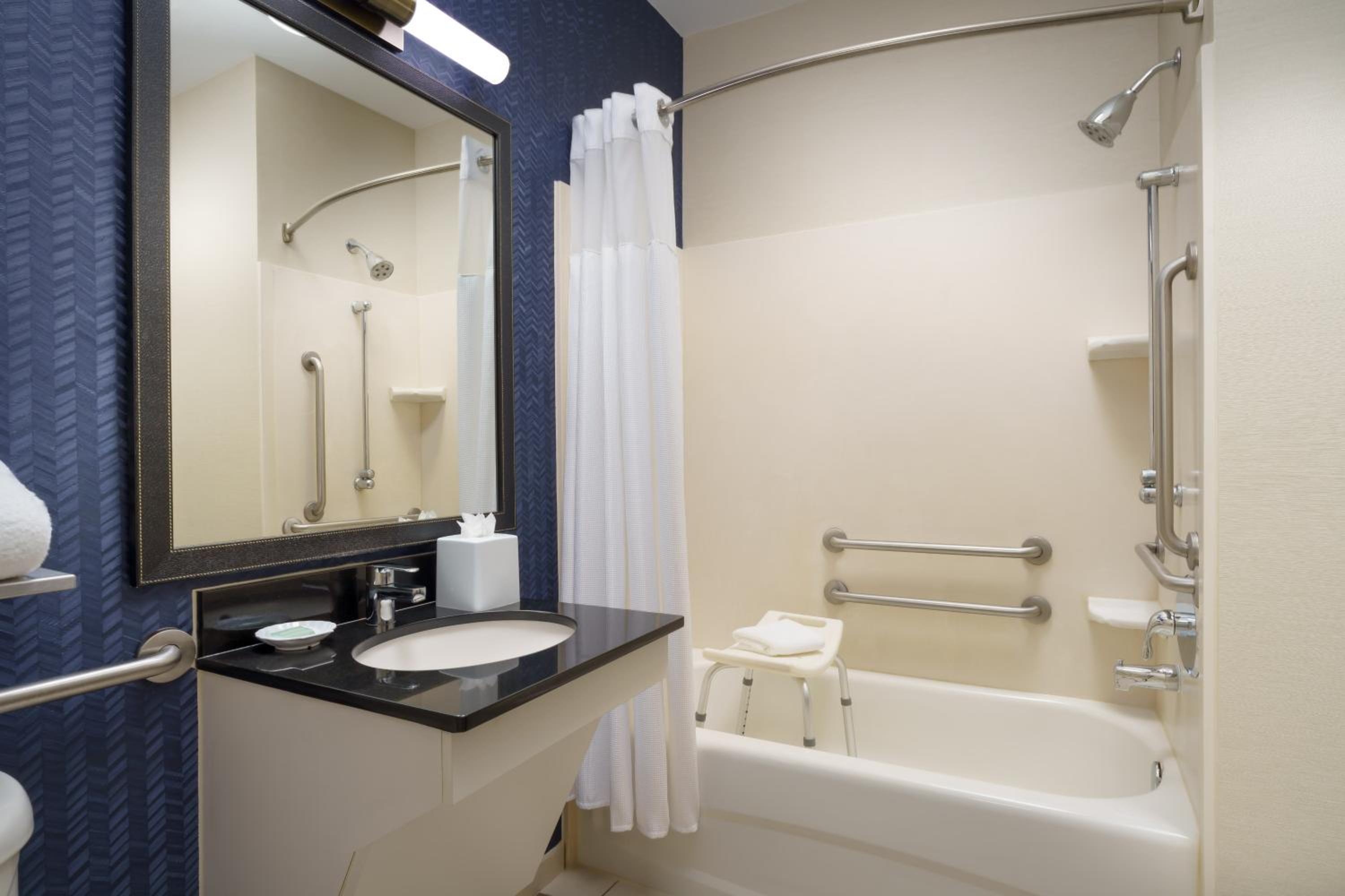 King Room With Adapted Tub - Mobility And Hearing Accessible