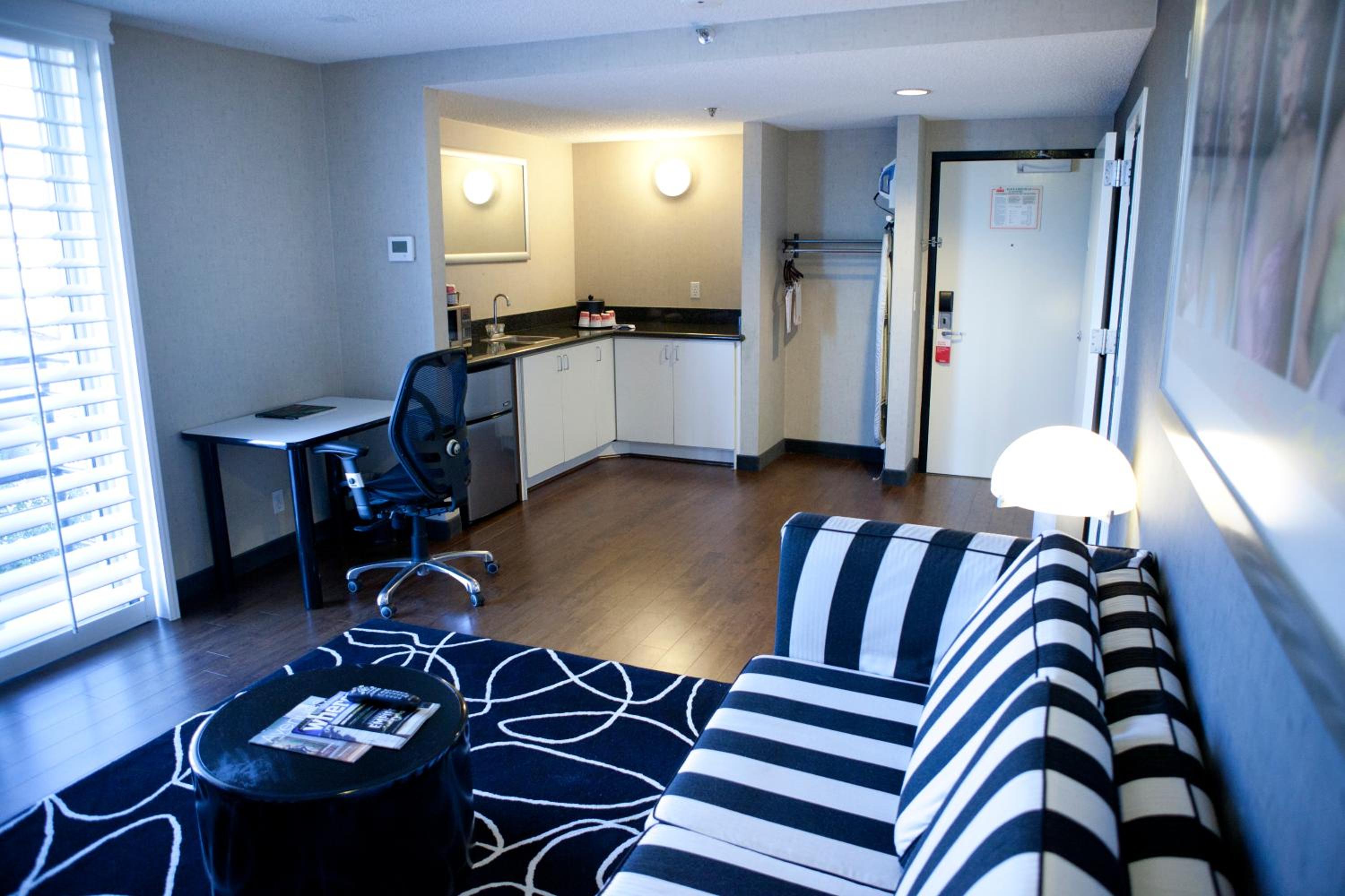 One-Bedroom Suite with Two Double Beds - Non-Smoking photo 2