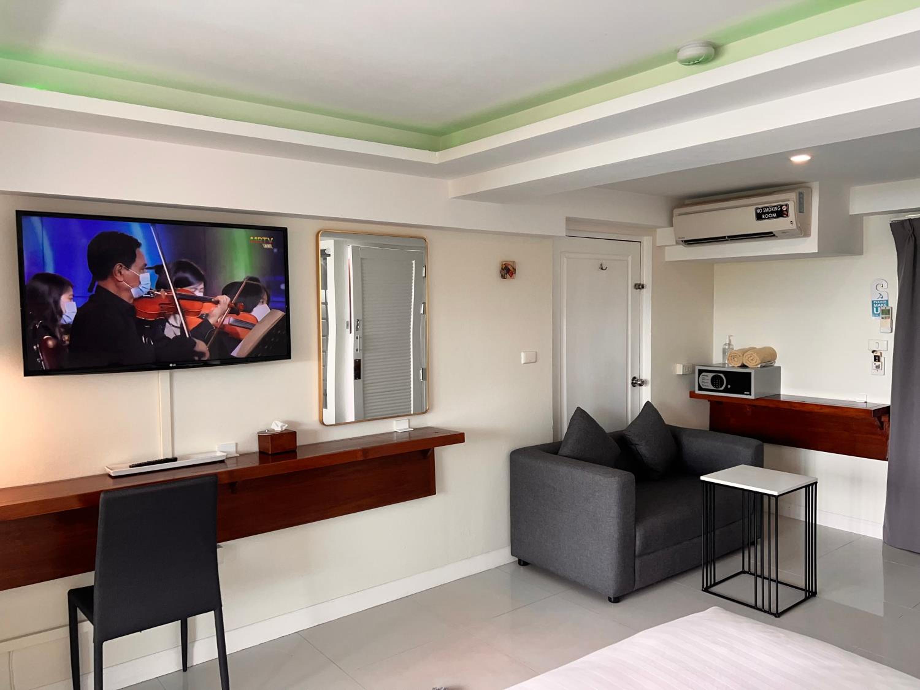 Deluxe Double or Twin Room with Sea View - Photo 8