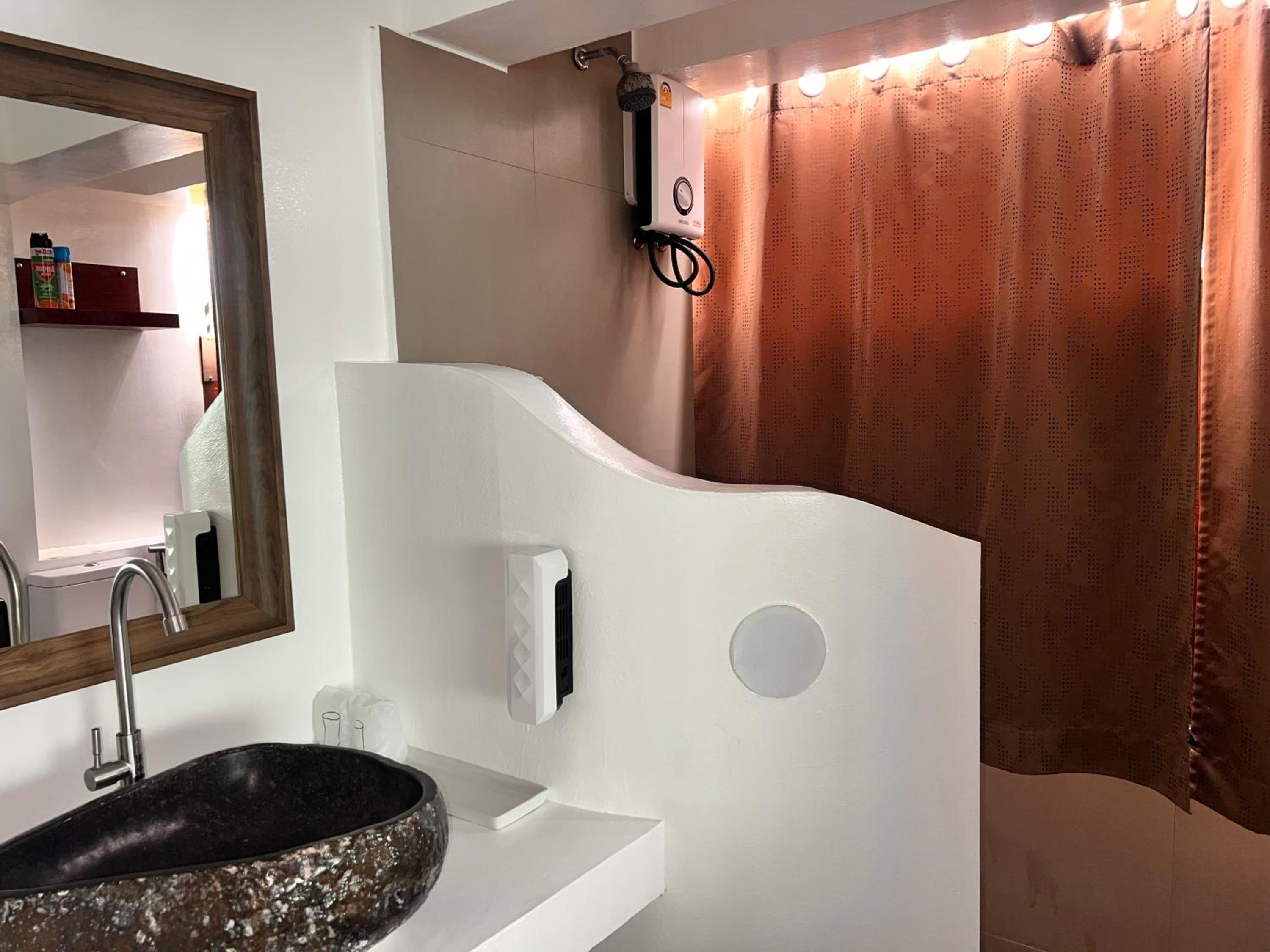 Deluxe Double or Twin Room with Sea View - Photo 10