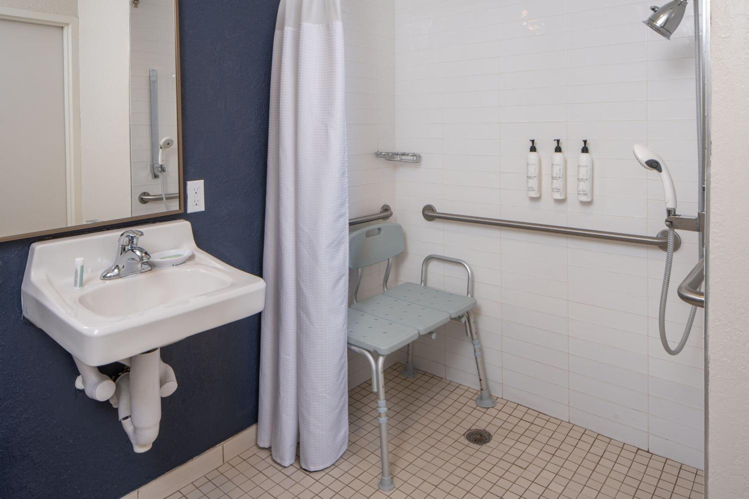 King Room with Adapted Tub - Mobility Accessible - Photo 2