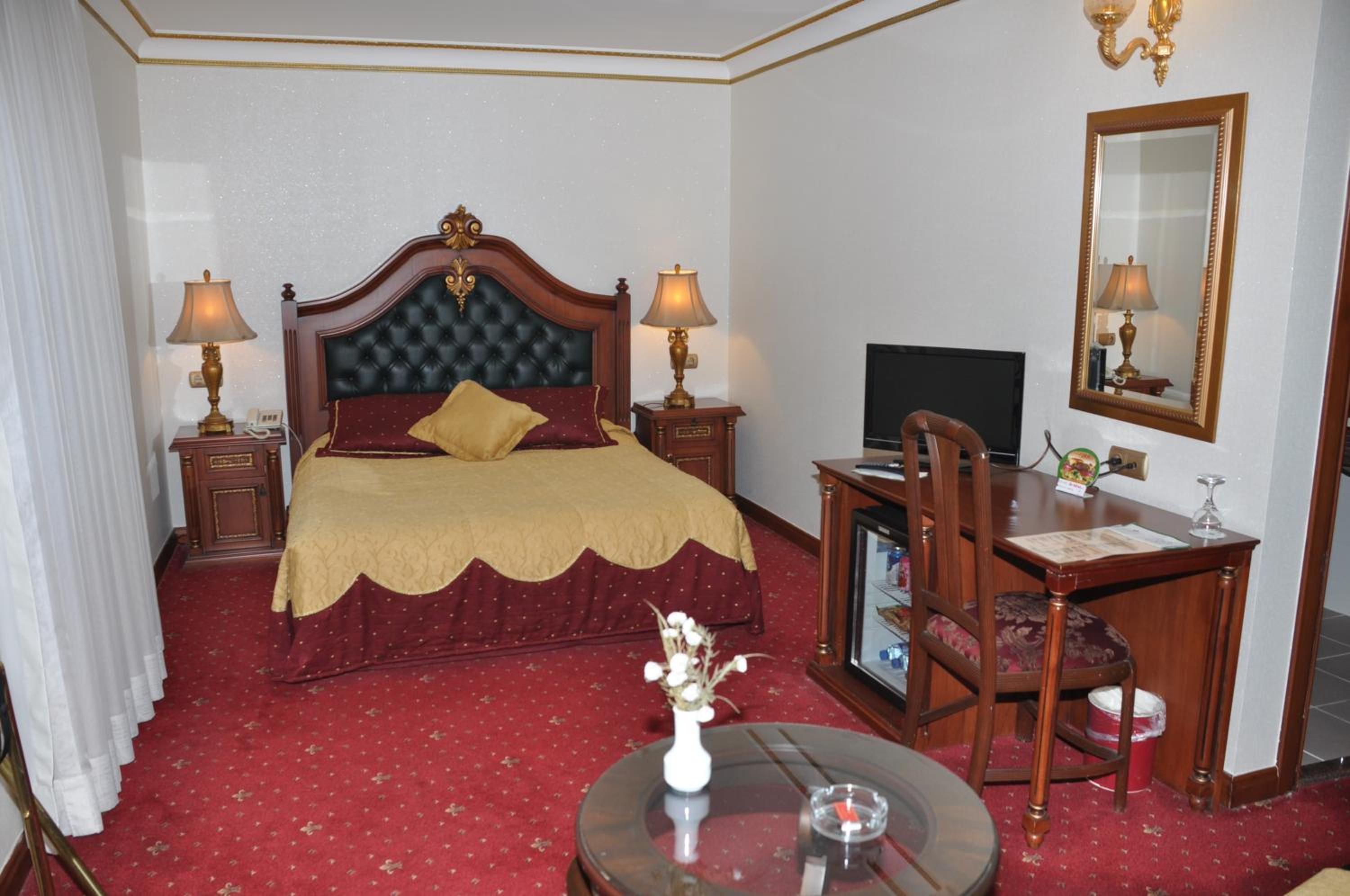 Suite - Photo 1