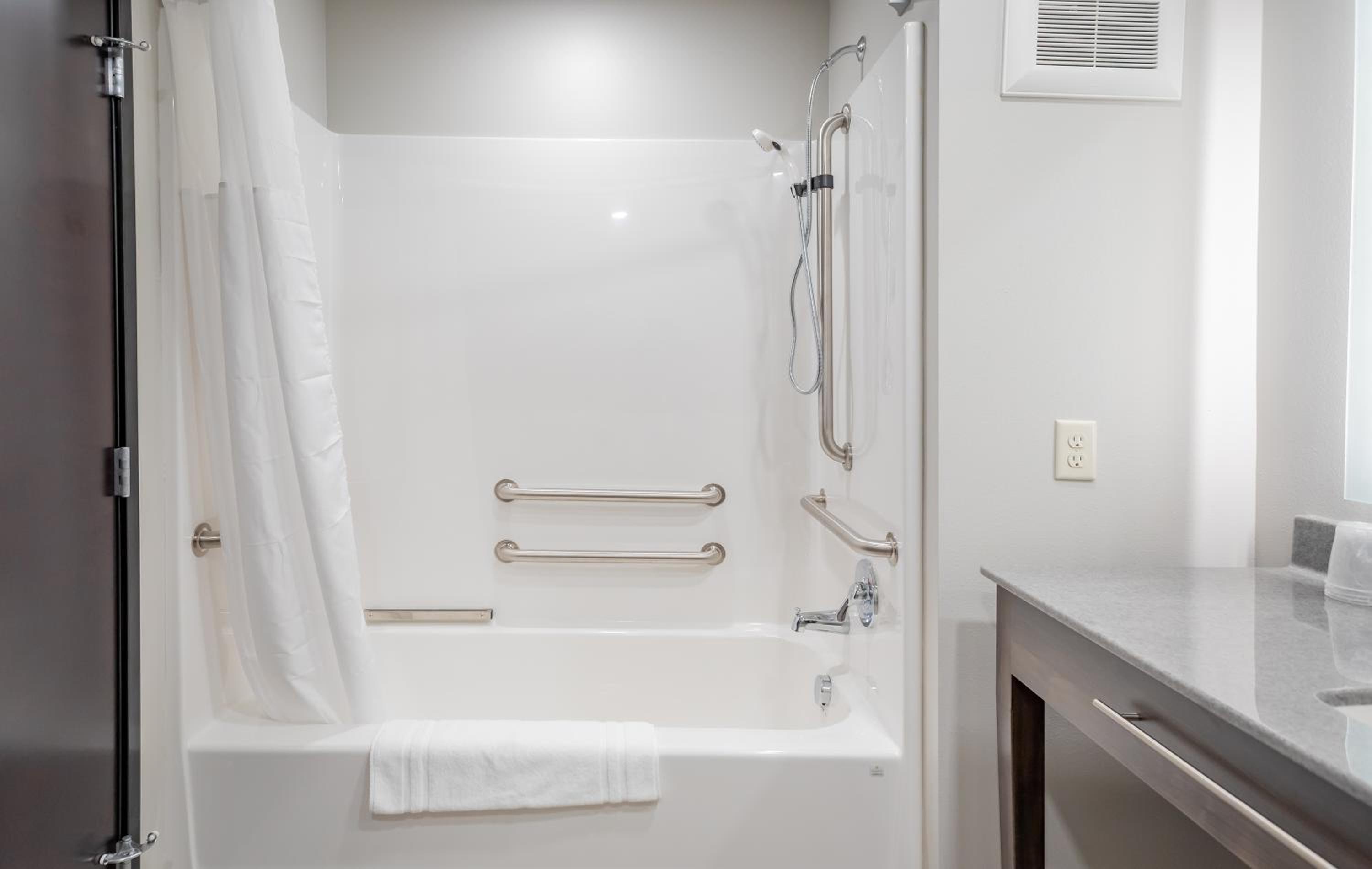 Queen Room with Two Queen Beds - Mobility Access photo 3