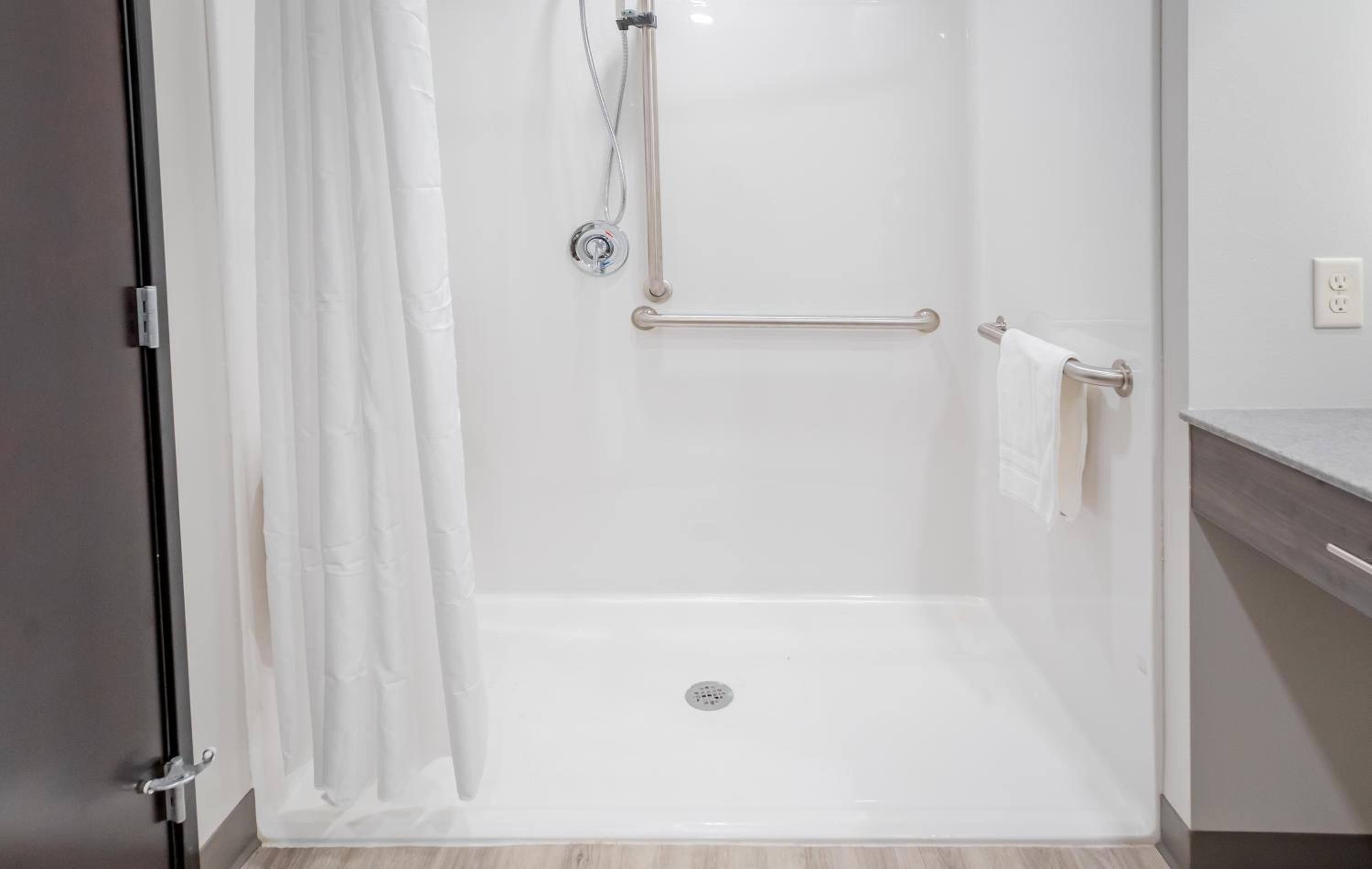 Queen Room - Hearing & Mobility Accessible - Roll In Shower photo 3