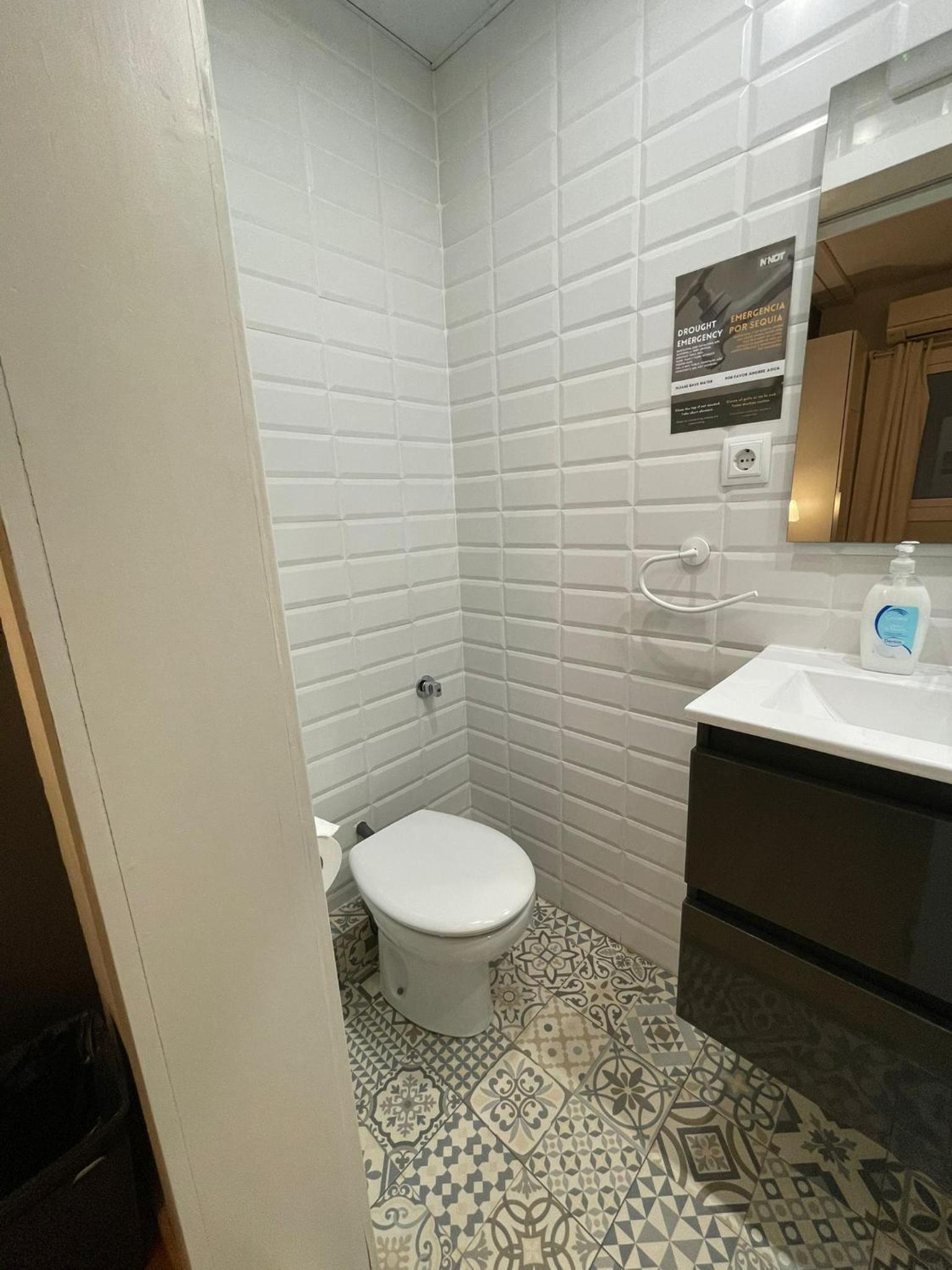 Standard Single Room with Shower photo 3