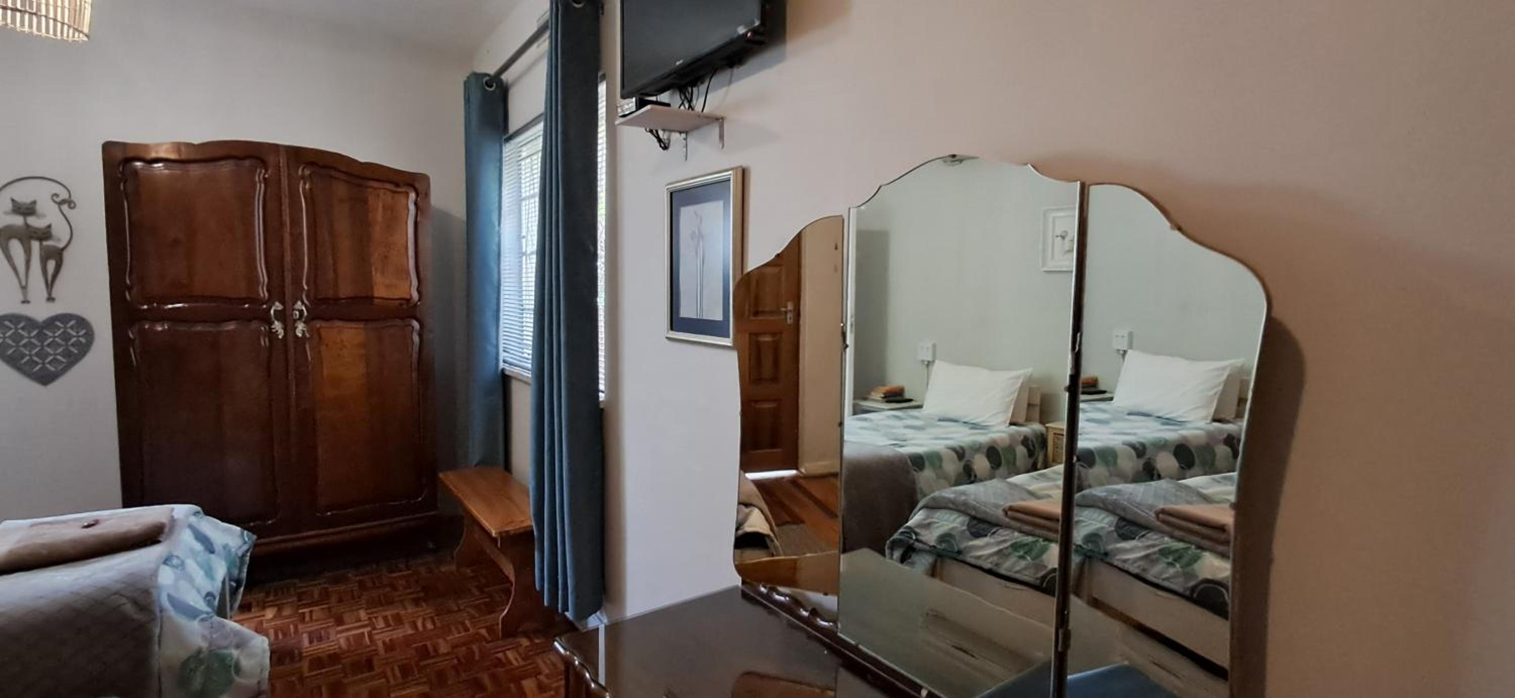 Large Twin Room - Photo 10
