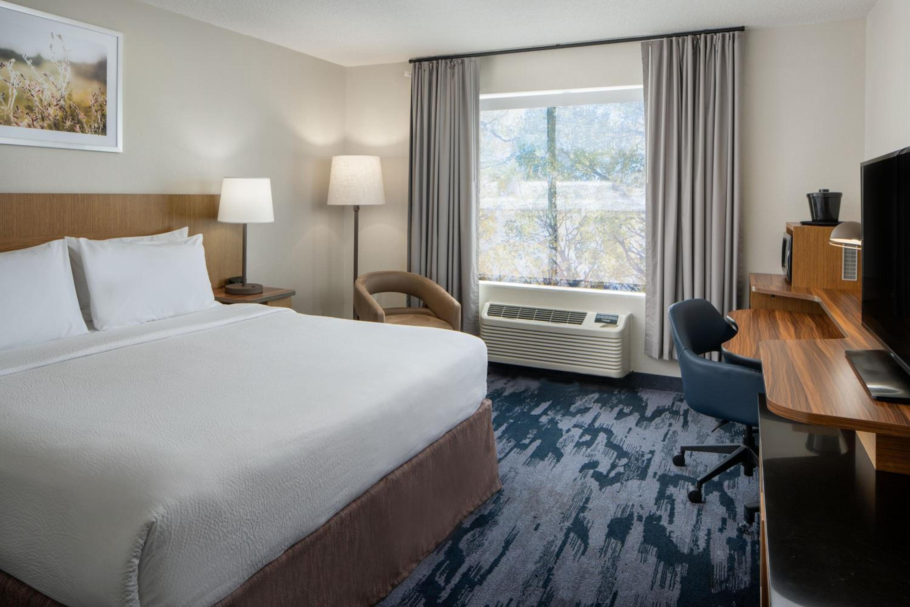 King Room with Adapted Tub - Mobility Accessible - Photo 1