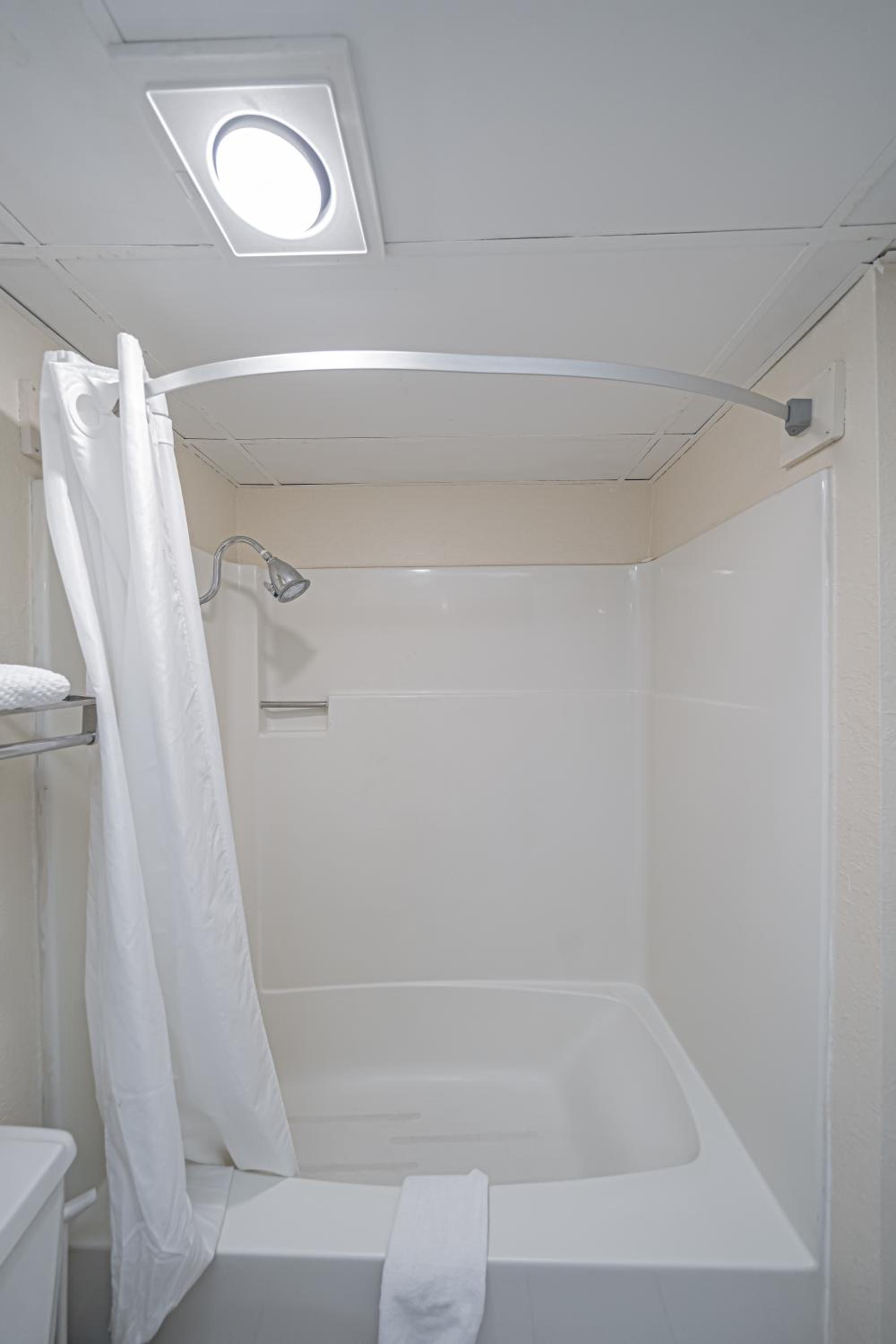 Queen Room with Two Queen Beds - Non-Smoking - Photo 4