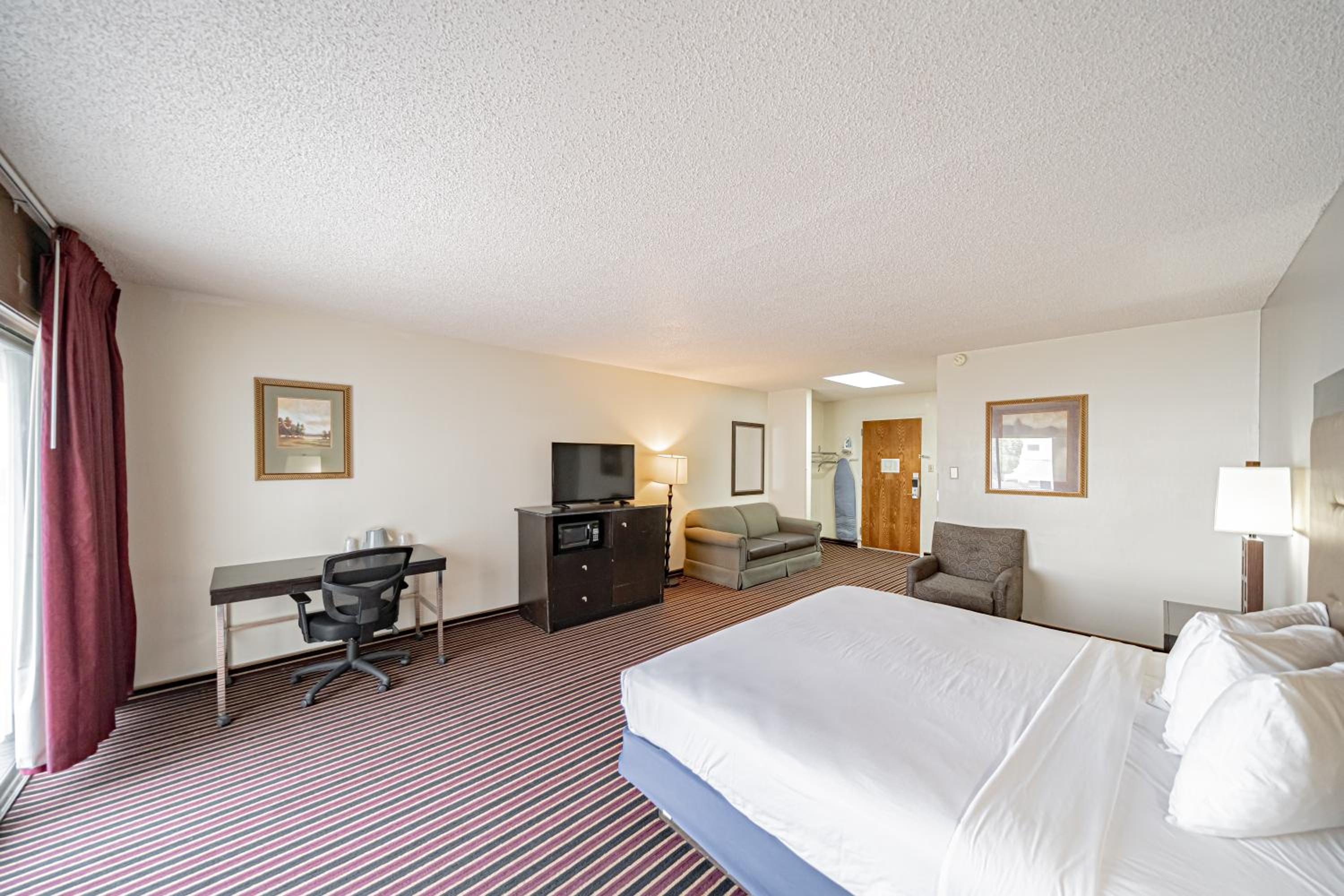 Deluxe King Room - Non-Smoking - Photo 4