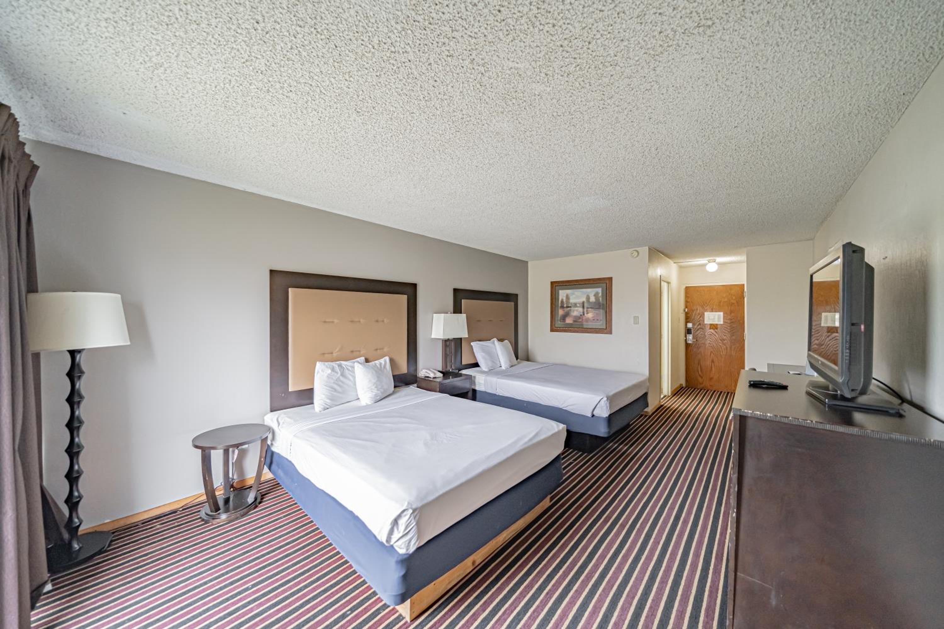 Queen Room with Two Queen Beds - Non-Smoking - Photo 1