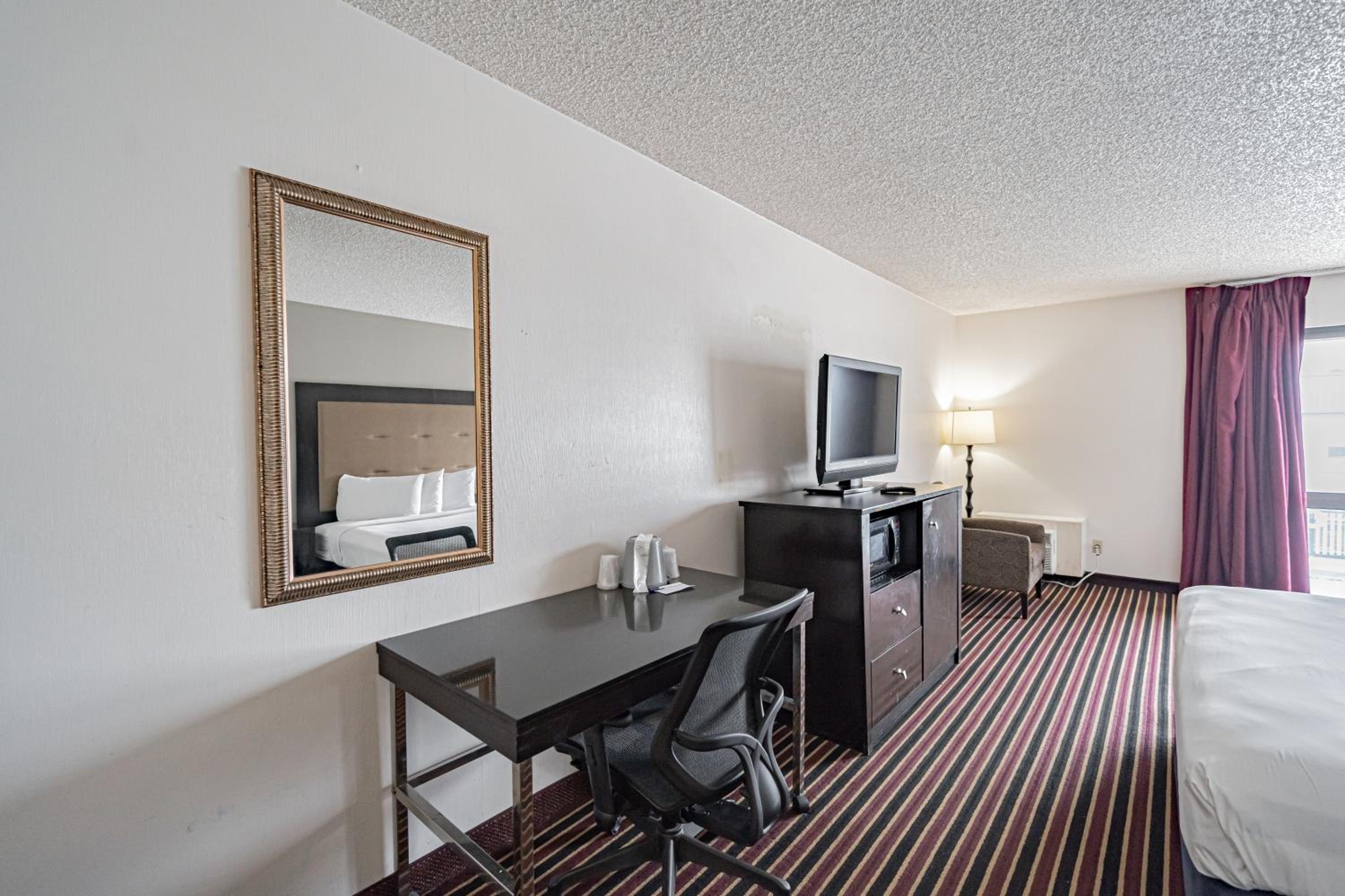 Deluxe King Room - Non-Smoking - Photo 8