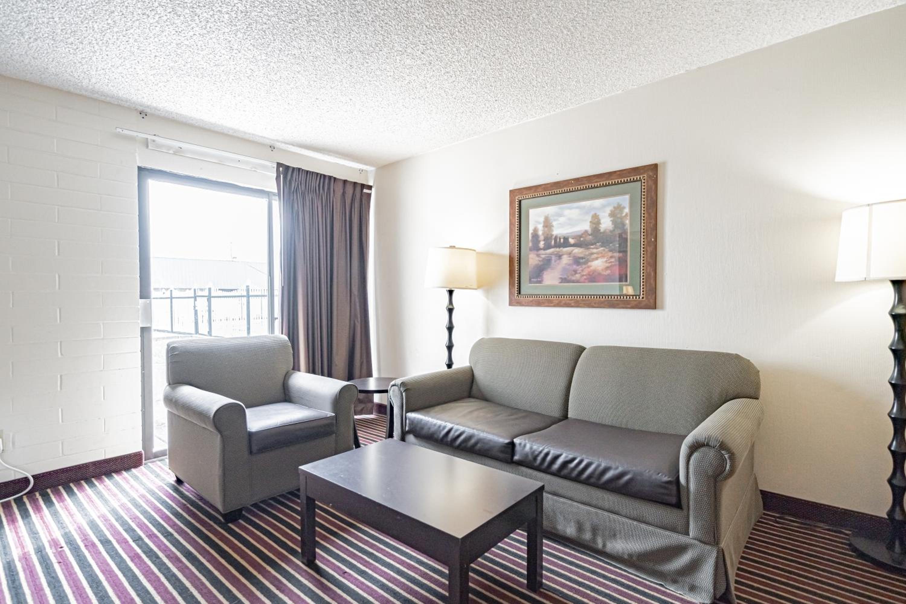 Deluxe King Room - Non-Smoking - Photo 3