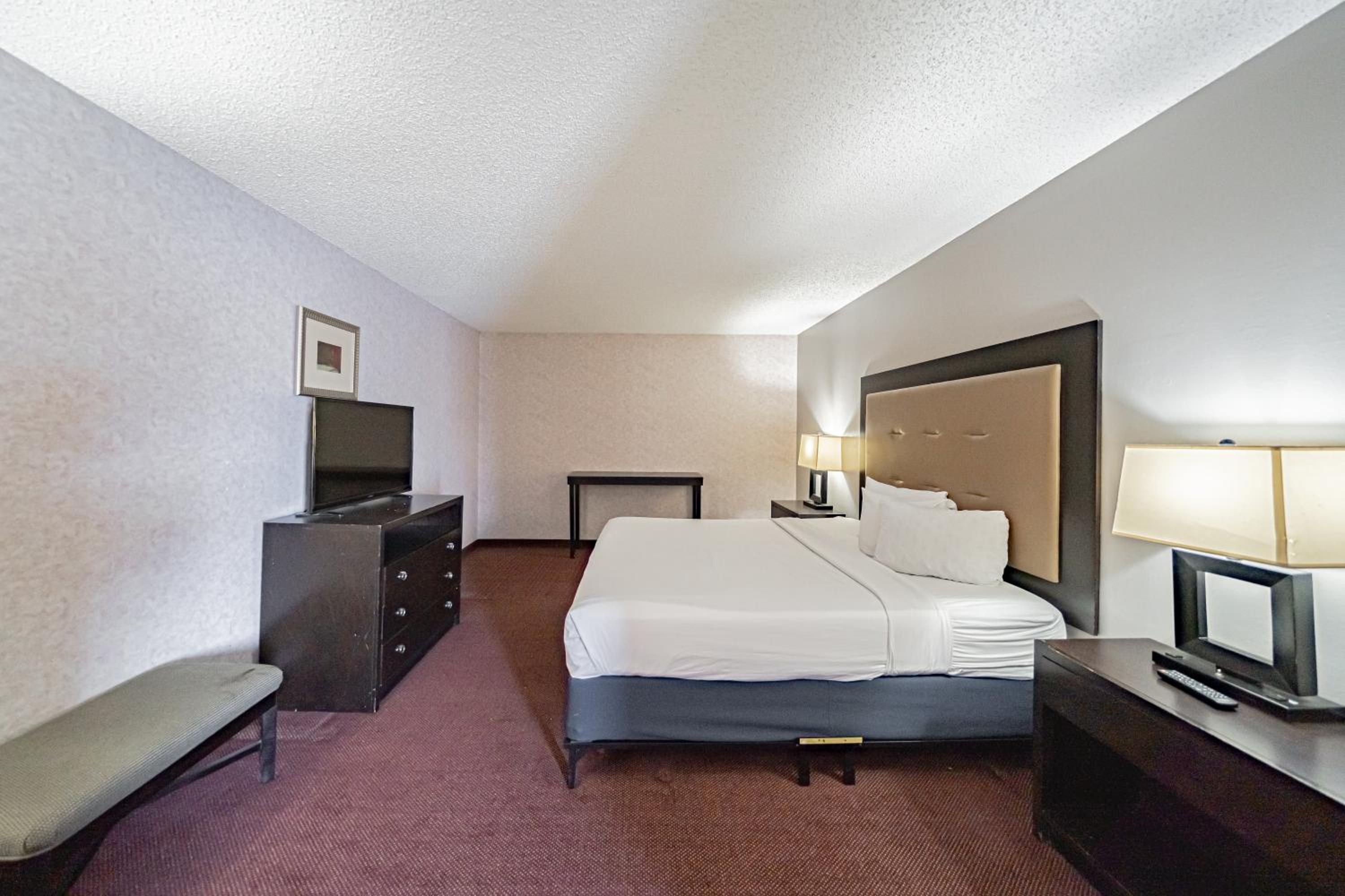 King Room - Non-Smoking - Photo 6
