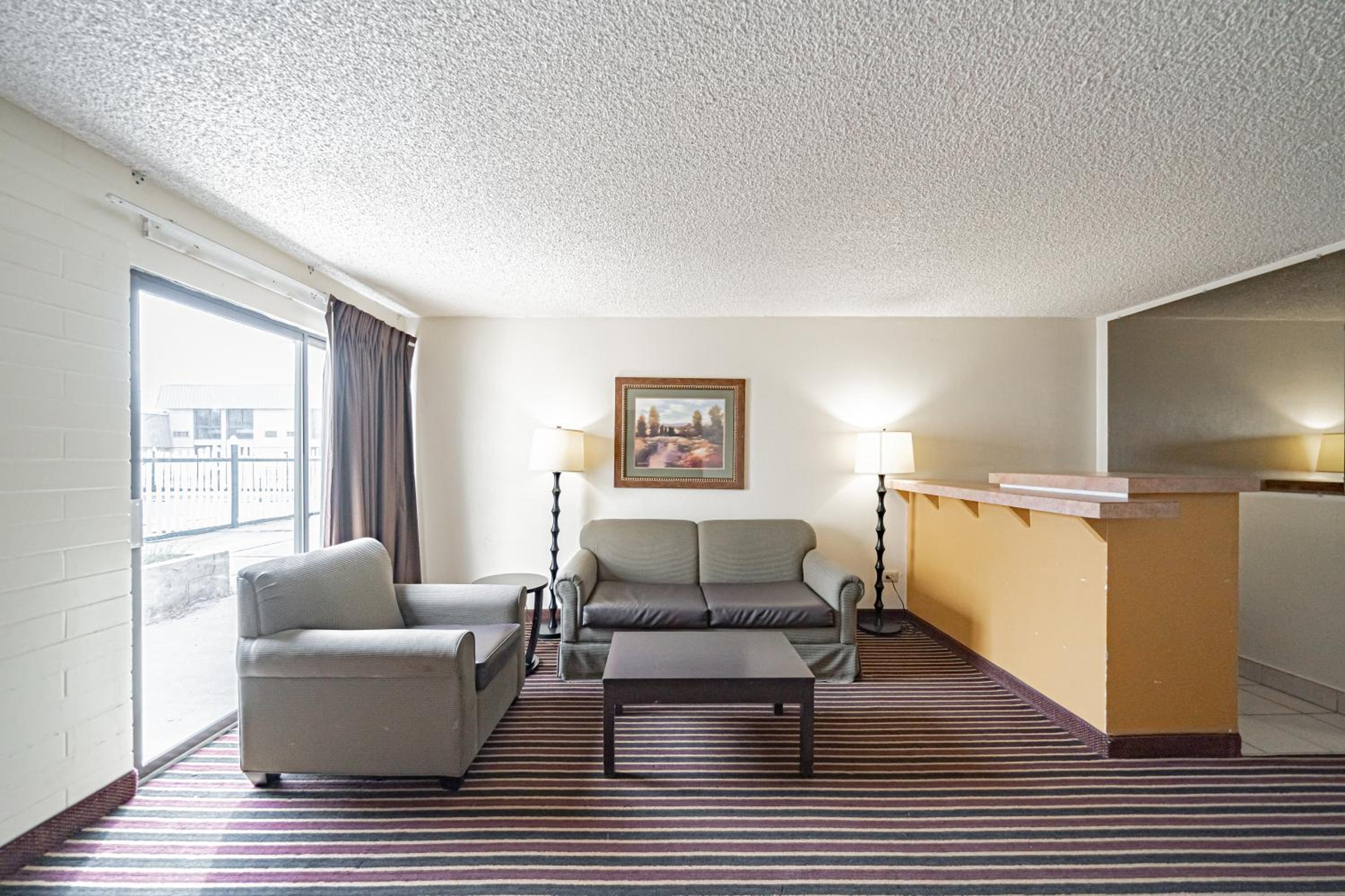 Deluxe Queen Room with Two Queen Beds - Non-Smoking - Photo 6