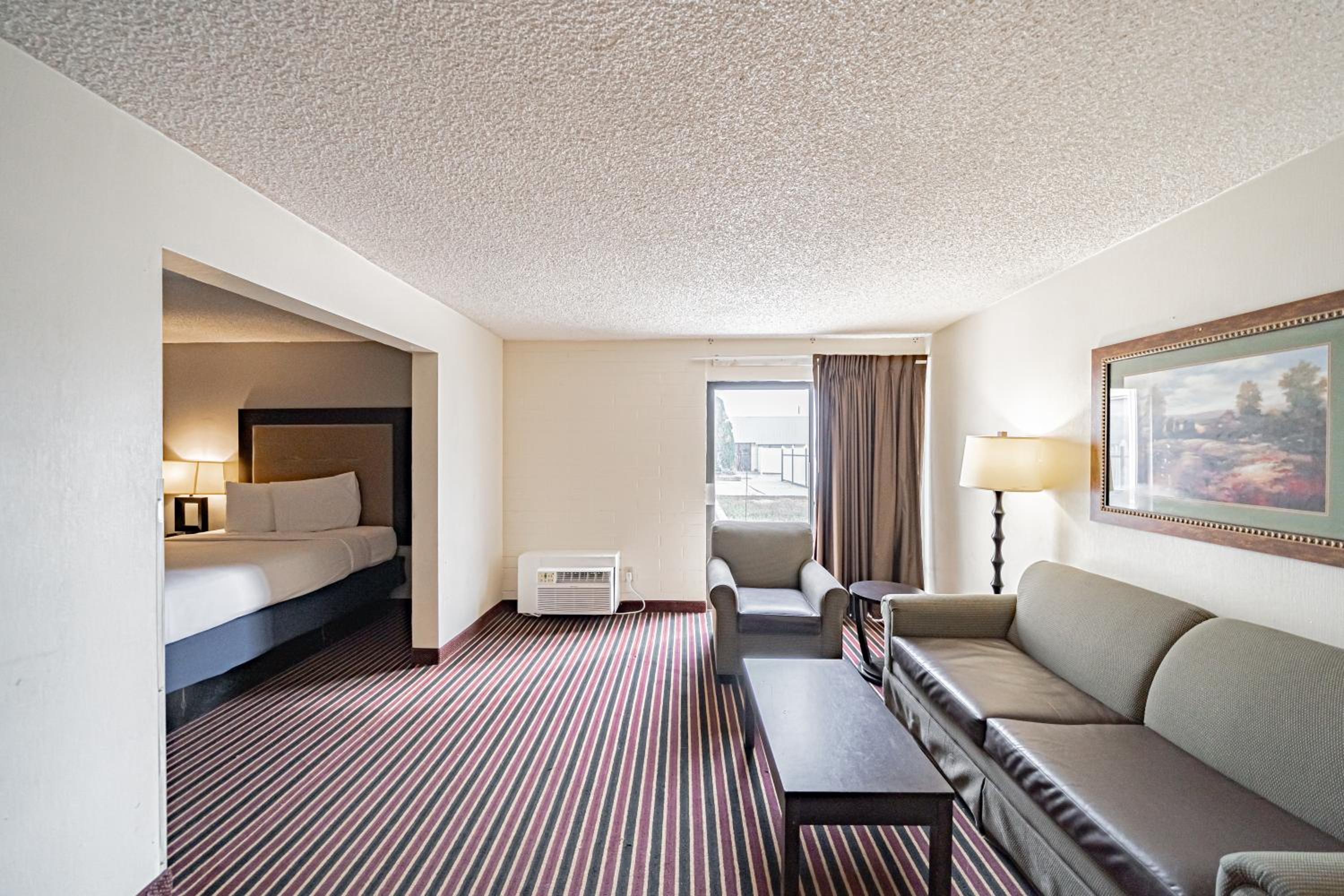 Deluxe Queen Room with Two Queen Beds - Non-Smoking - Photo 7
