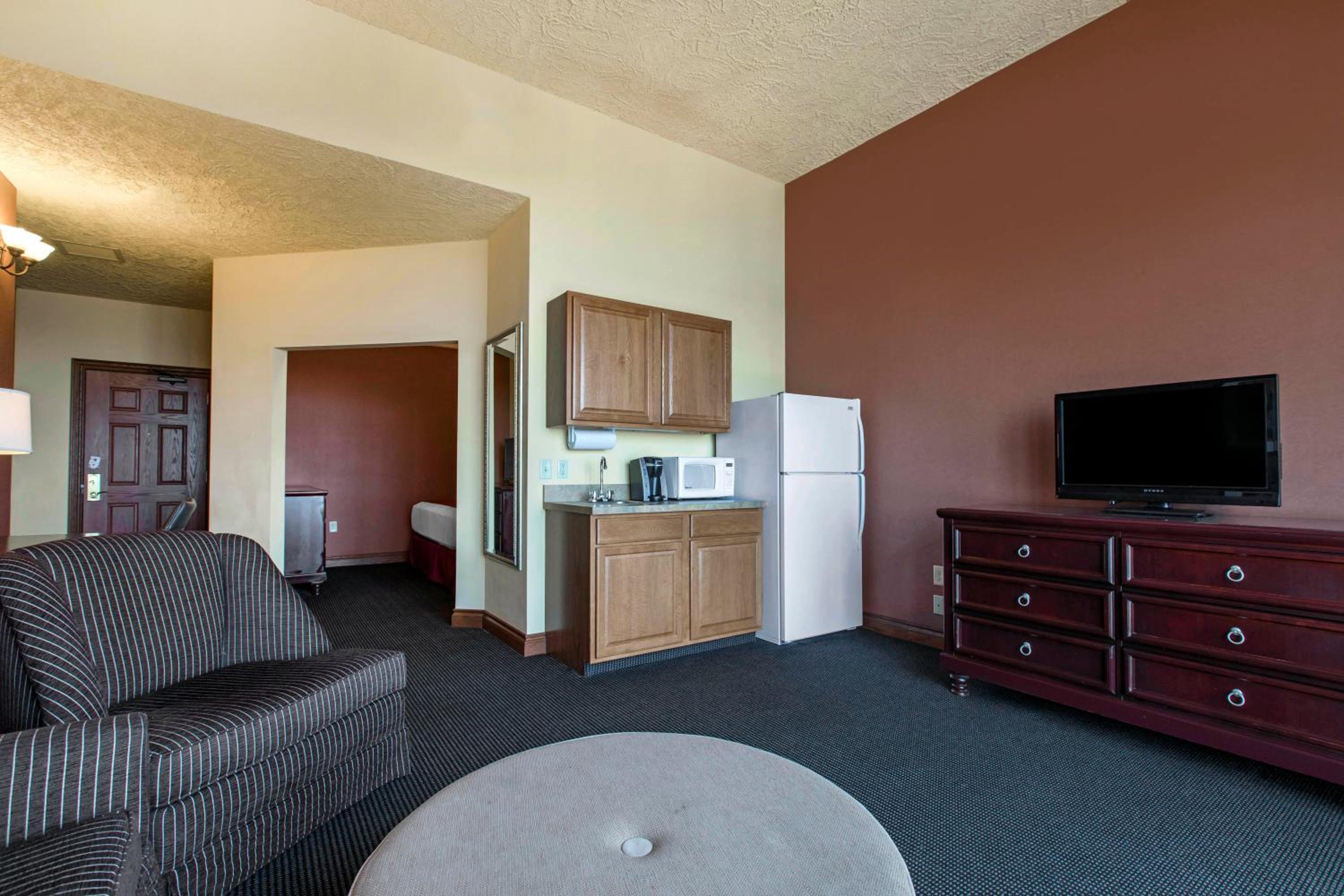 King Suite - Non-Smoking - Photo 3