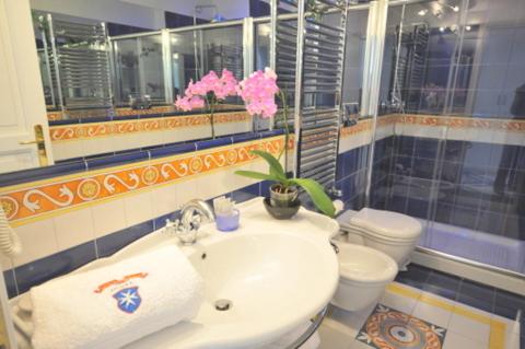 Double Room with Balcony - Photo 10
