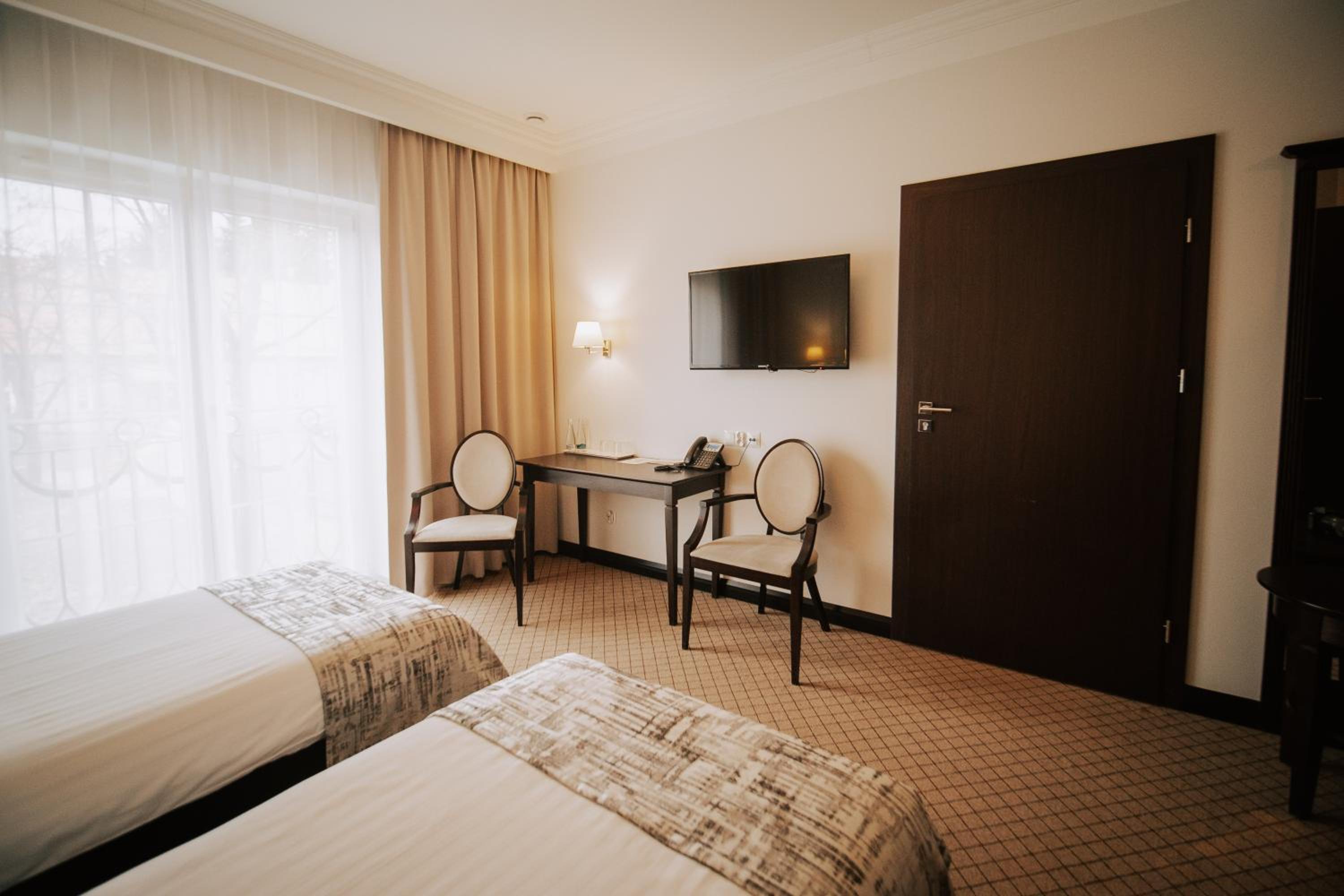 Large Twin Room - Photo 1