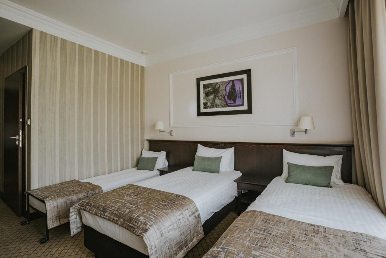 Large Twin Room - Photo 2