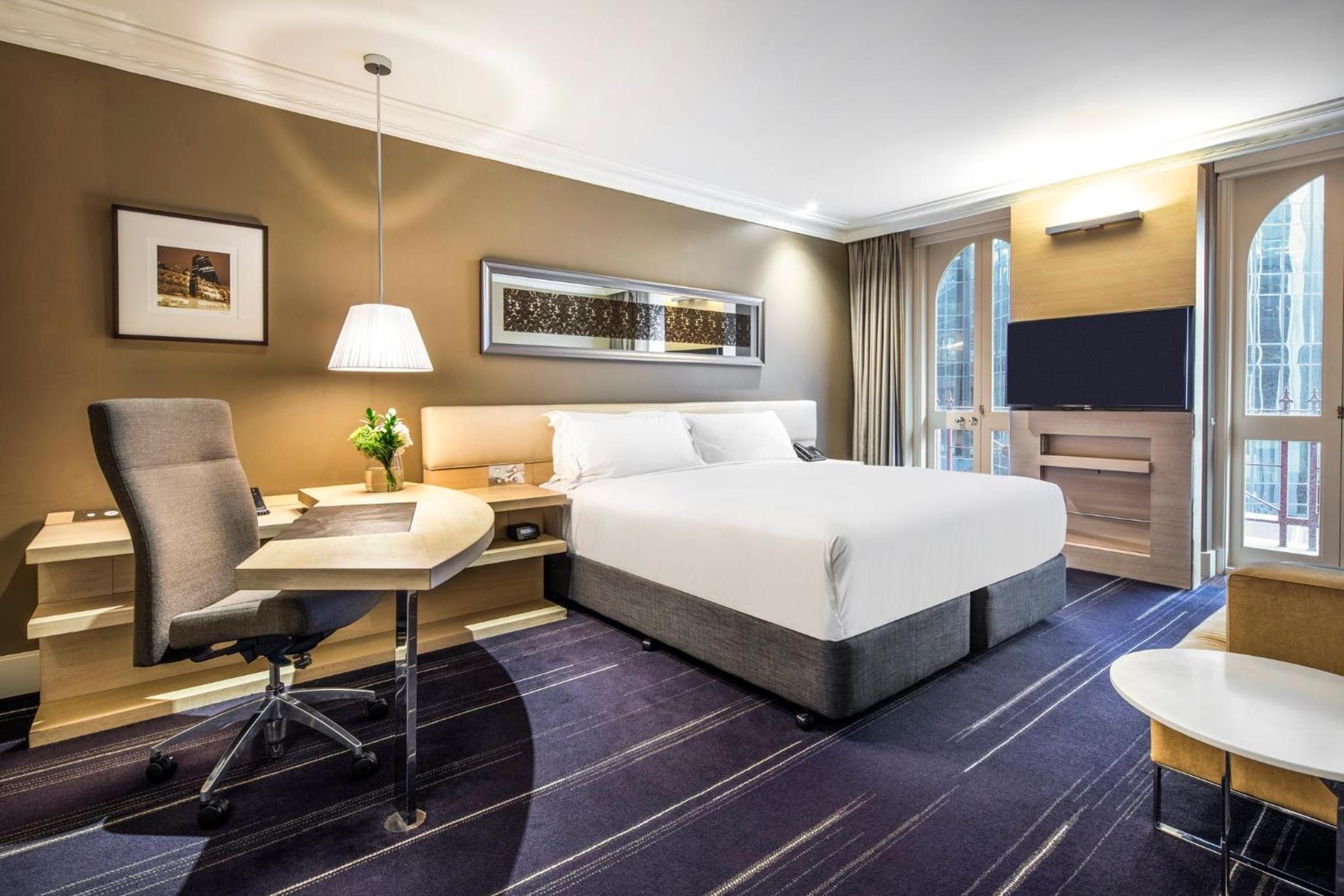 Classic King Room with City View - Photo 4