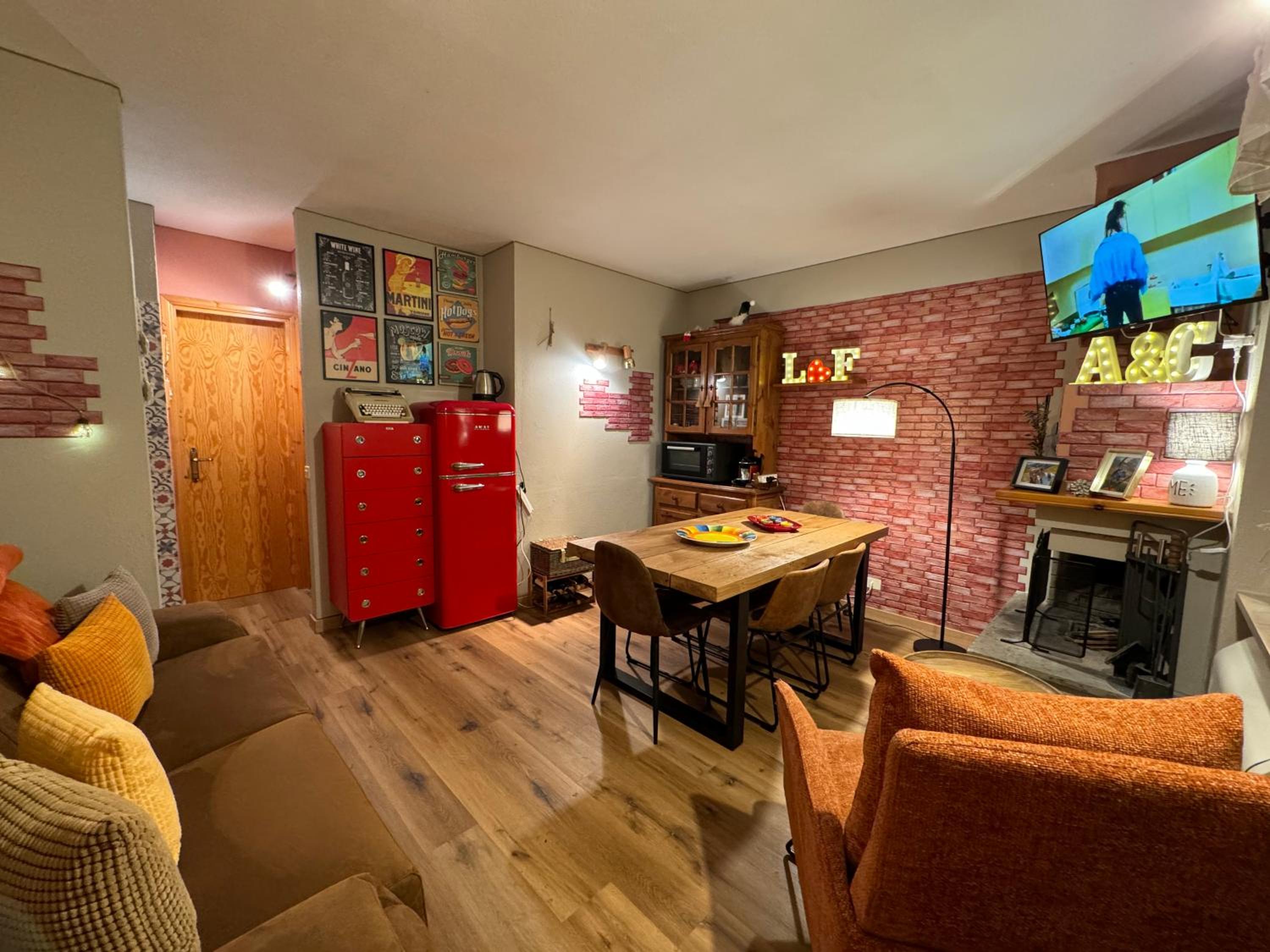 One-Bedroom Apartment photo 1
