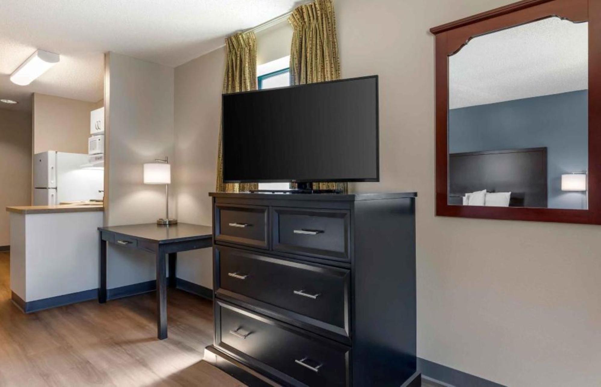 Queen studio with 1 Queen Bed - Disability Access/Non-Smoking - Photo 7