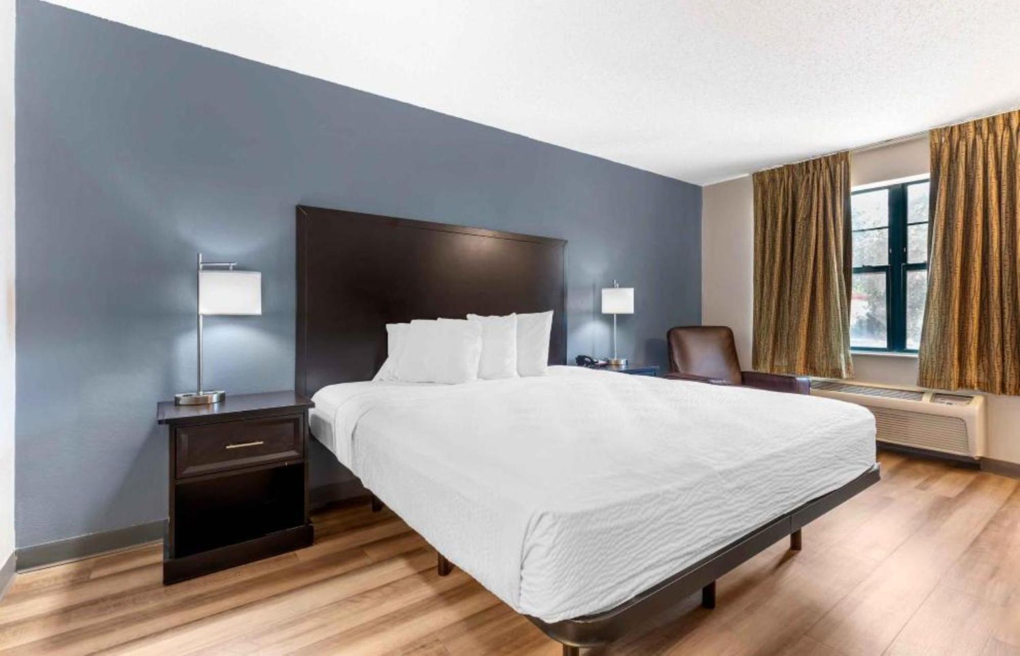 Studio with 1 King Bed - Non-Smoking - Photo 11