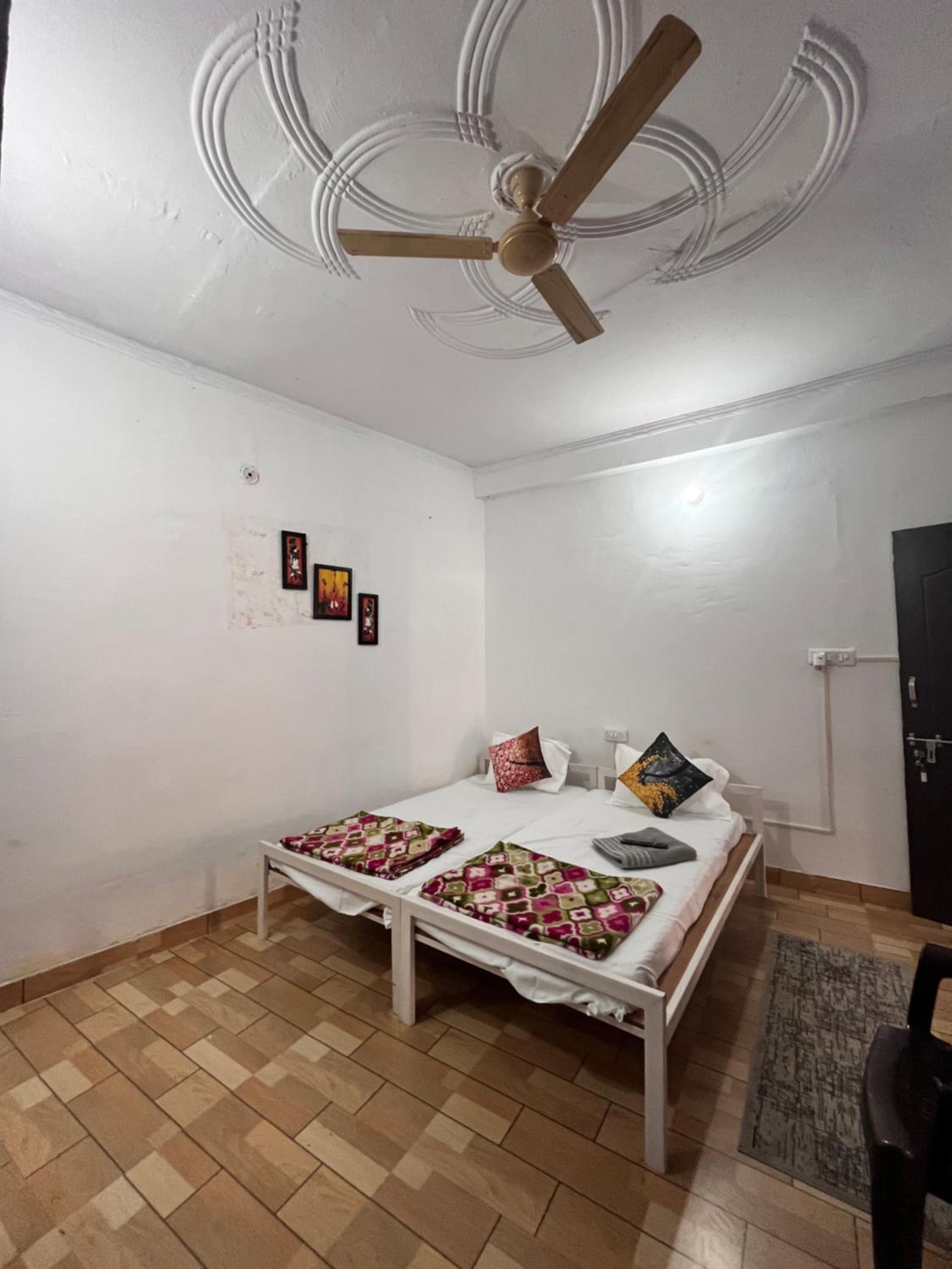 Economy Double Room - Photo 8