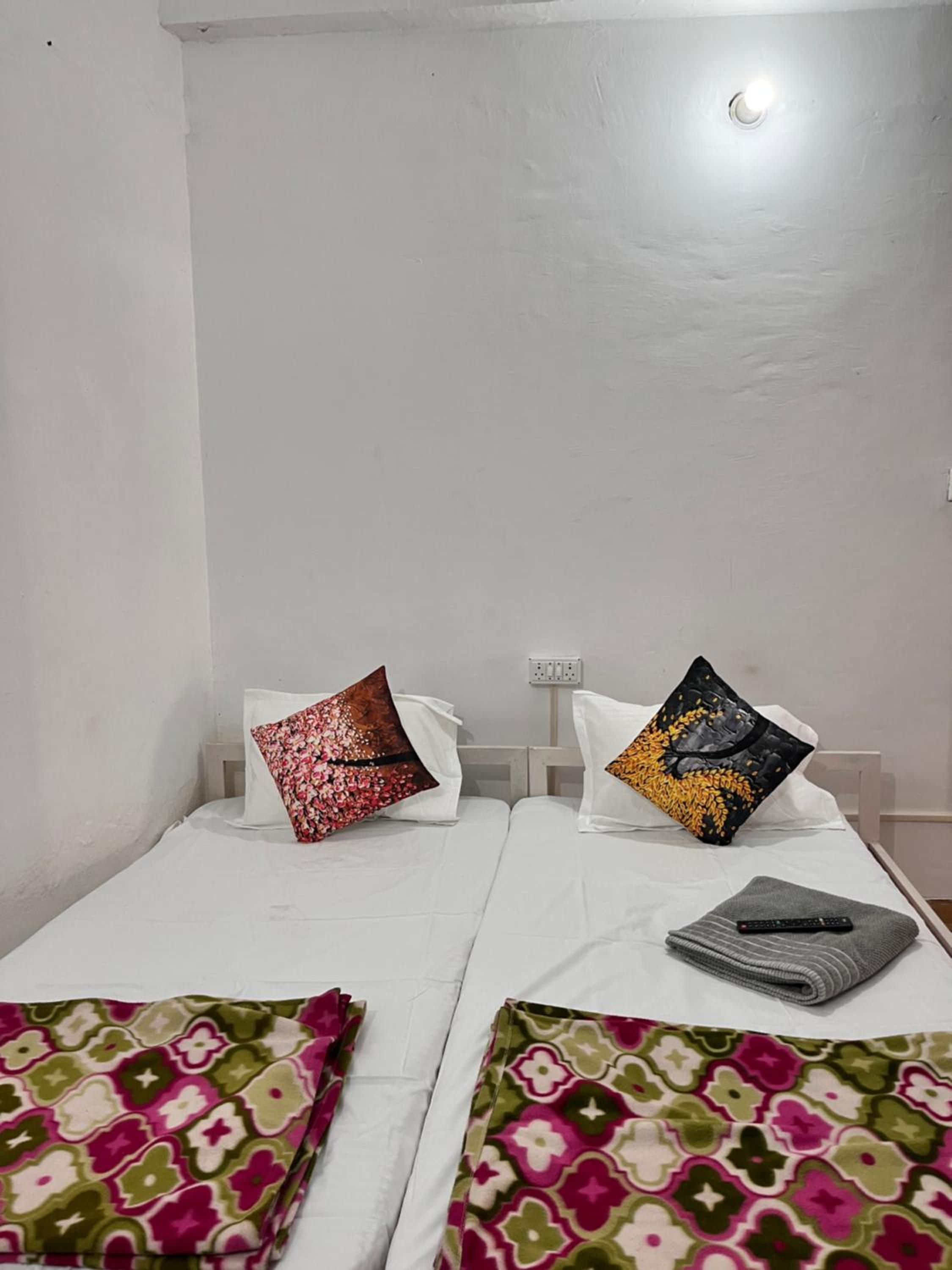 Economy Double Room - Photo 9