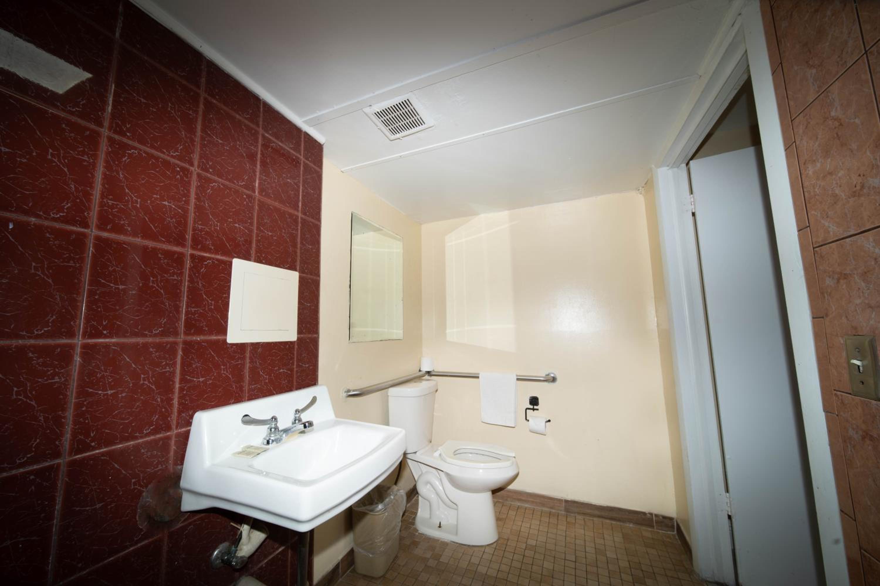 King Room - Disability Access photo 2