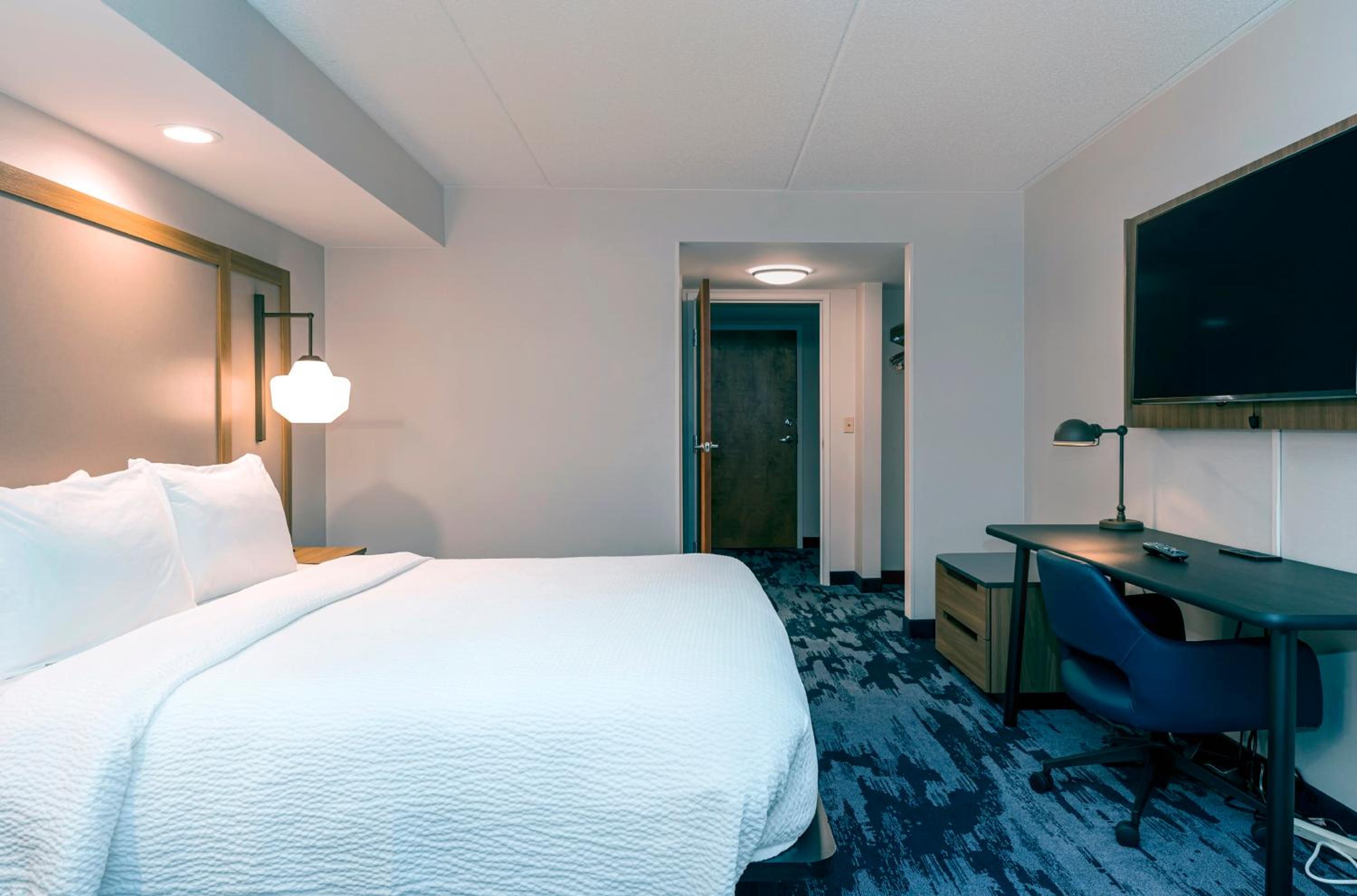 Guest room, 1 King or Queen (Mobility & Hearing Accessible w/ Roll-in Shower)