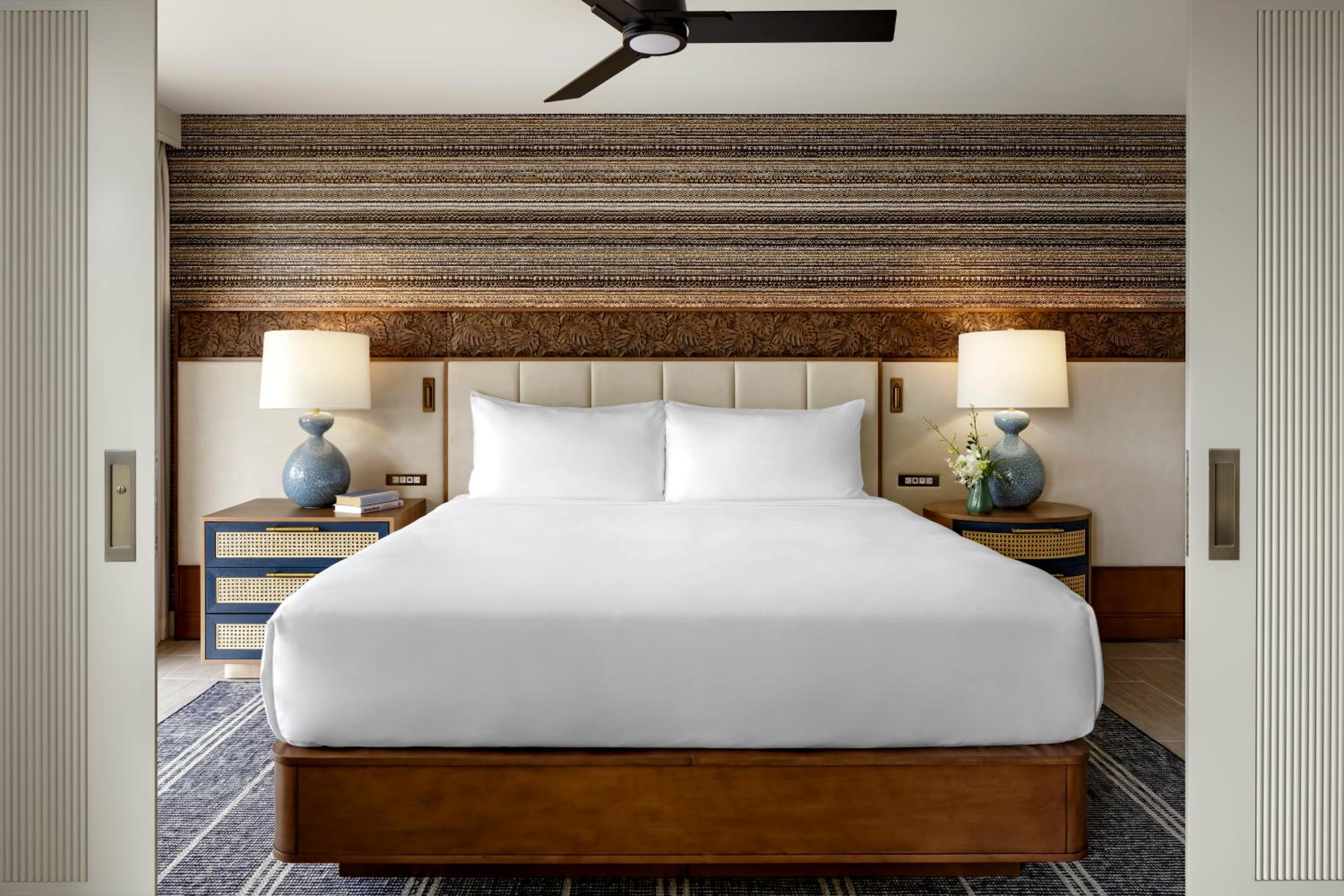 Deluxe King Room with Tub and Ocean View - Mobility Accessible