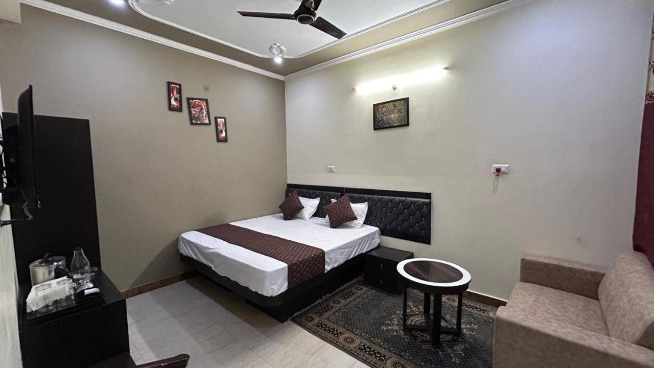Deluxe Double Room (2 Adults + 1 Child)