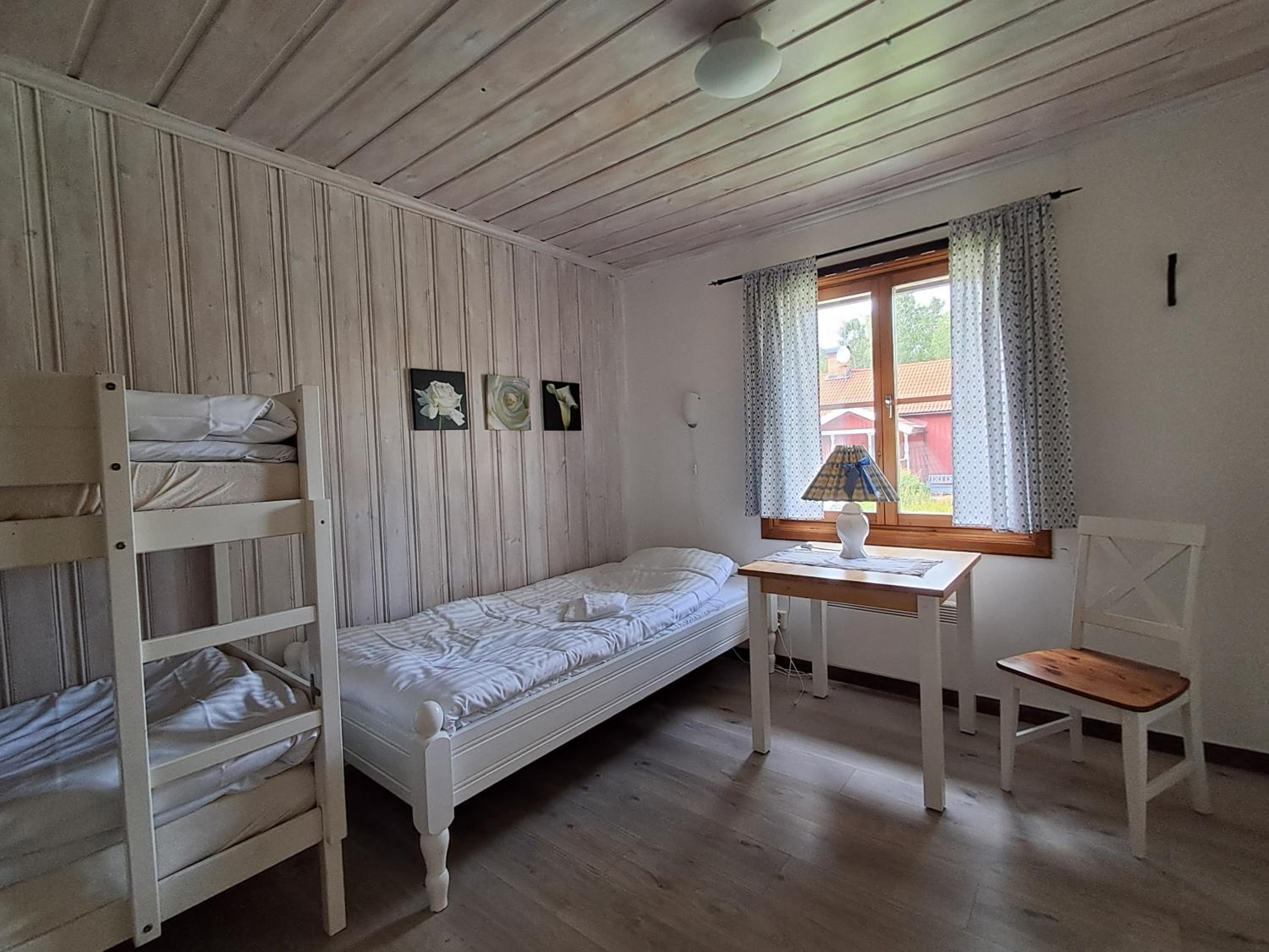 Economy Triple Room photo 2