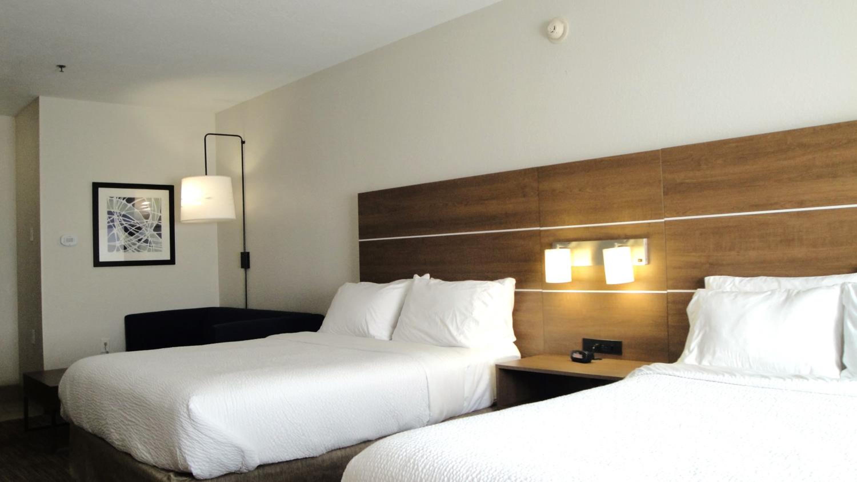 Queen Suite with Two Queen Beds - Photo 4