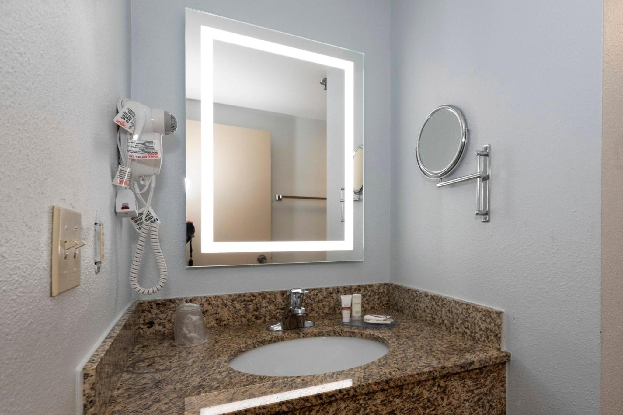 Superior King Room Disability Access Roll-In Shower Smoke Free - Photo 6