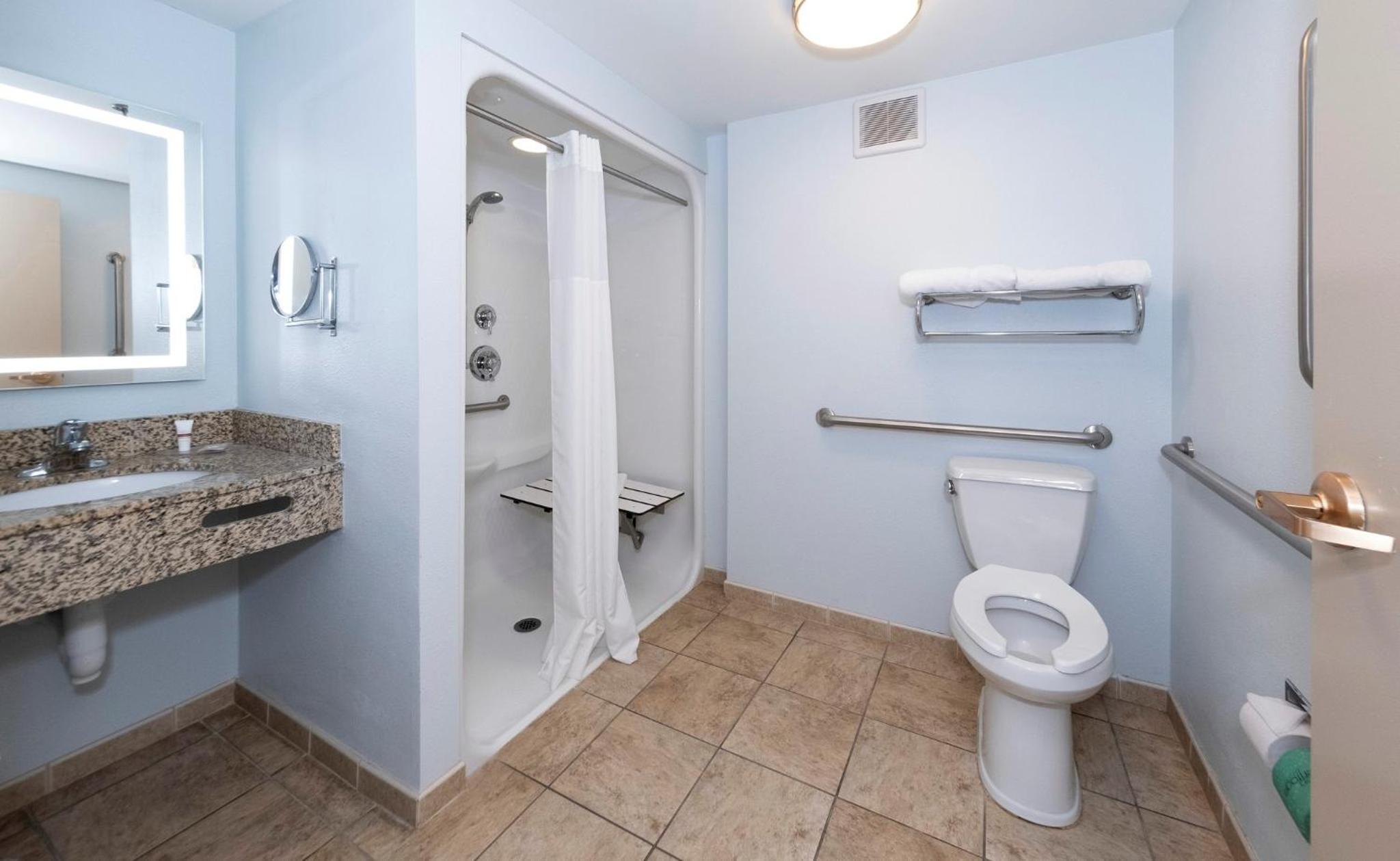 Superior King Room Disability Access Roll-In Shower Smoke Free - Photo 5