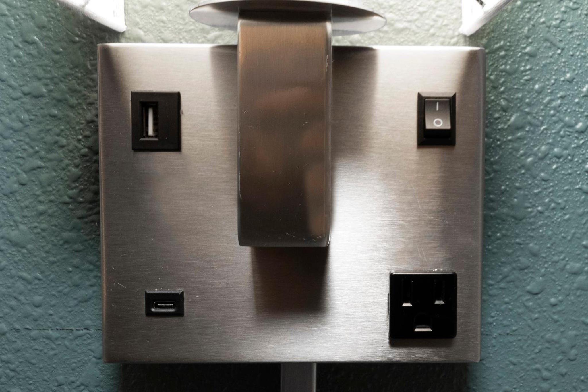 Superior King Room Disability Access Roll-In Shower Smoke Free - Photo 3